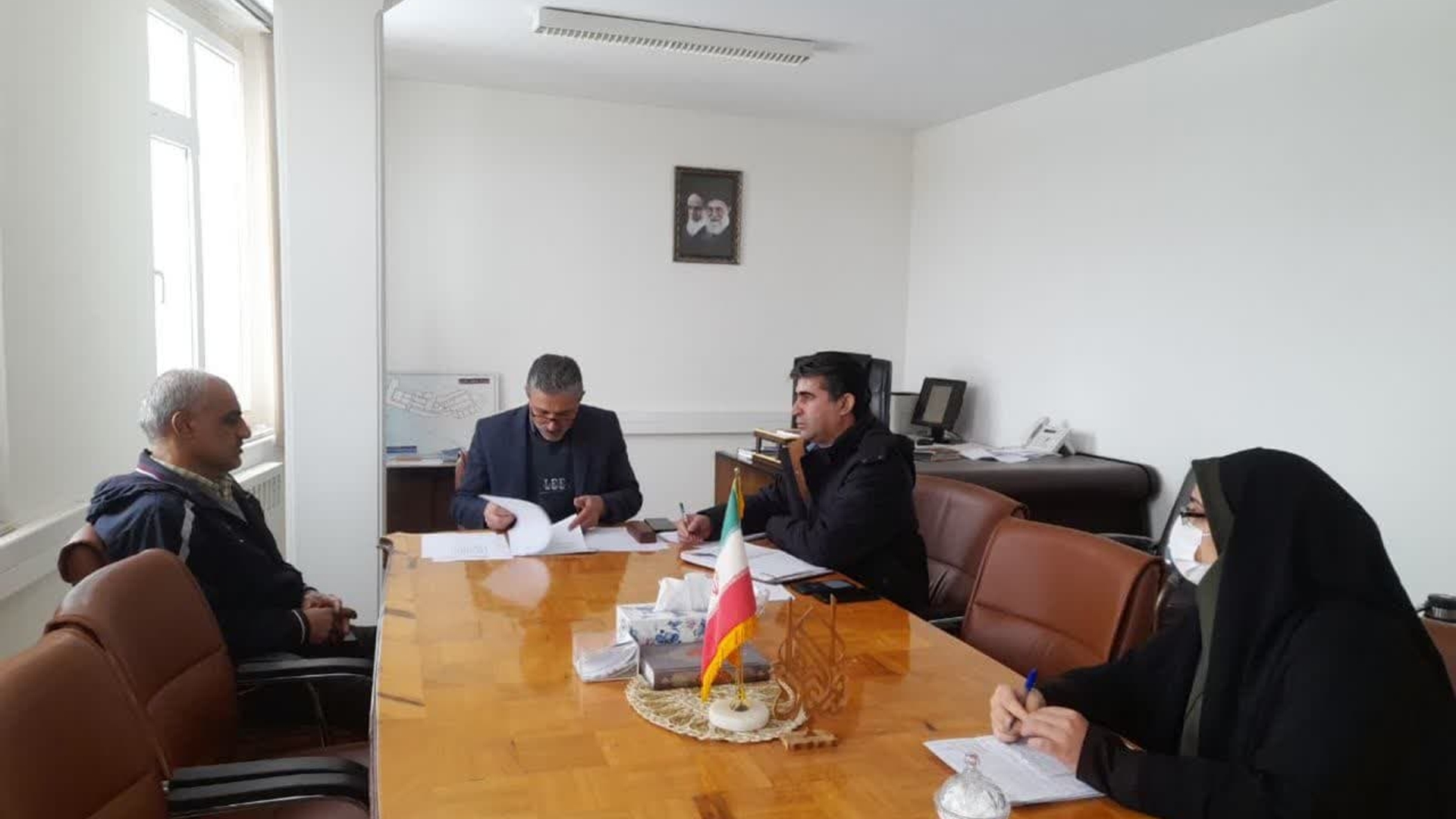 صبح امروز جلسه پیگیری طرحهای شهرداری باز آفرینی شهری وپسماند شهر تفرش بریاست سعید مویدی معاون فرماندار تفرش و با حضور اعضا در فرمانداری تشکیل و برگزار شد.