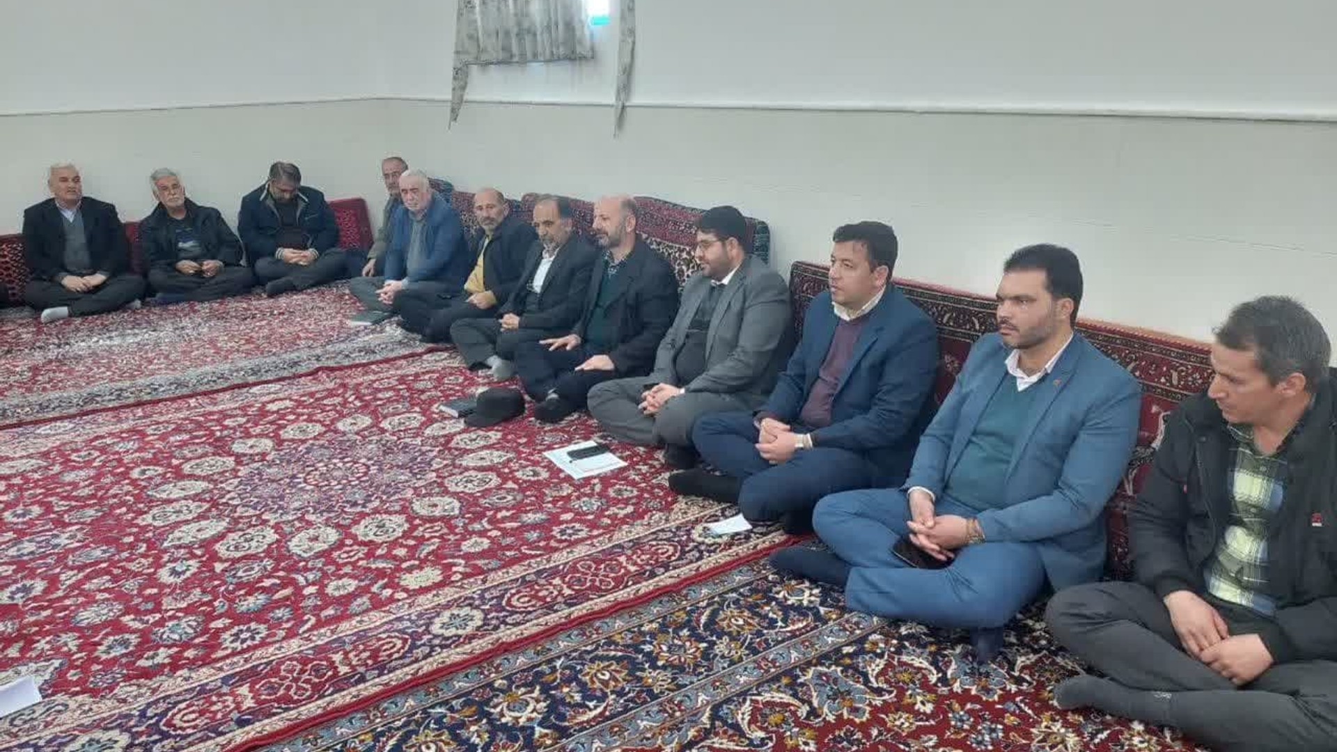 عصر امروز رضایی فرماندار، درودیان بخشدار مرکزی، مشهدی مشاور نماینده مردم در مجلس شورای اسلامی و جمعی از مدیران شهرستان با حضور در روستای حشه ضمن دیدار با اهالی روستا،  از نزدیک مسائل این روستا را بررسی نمودند و در این خصوص تصمیمات لازم اتخاذ گردید.