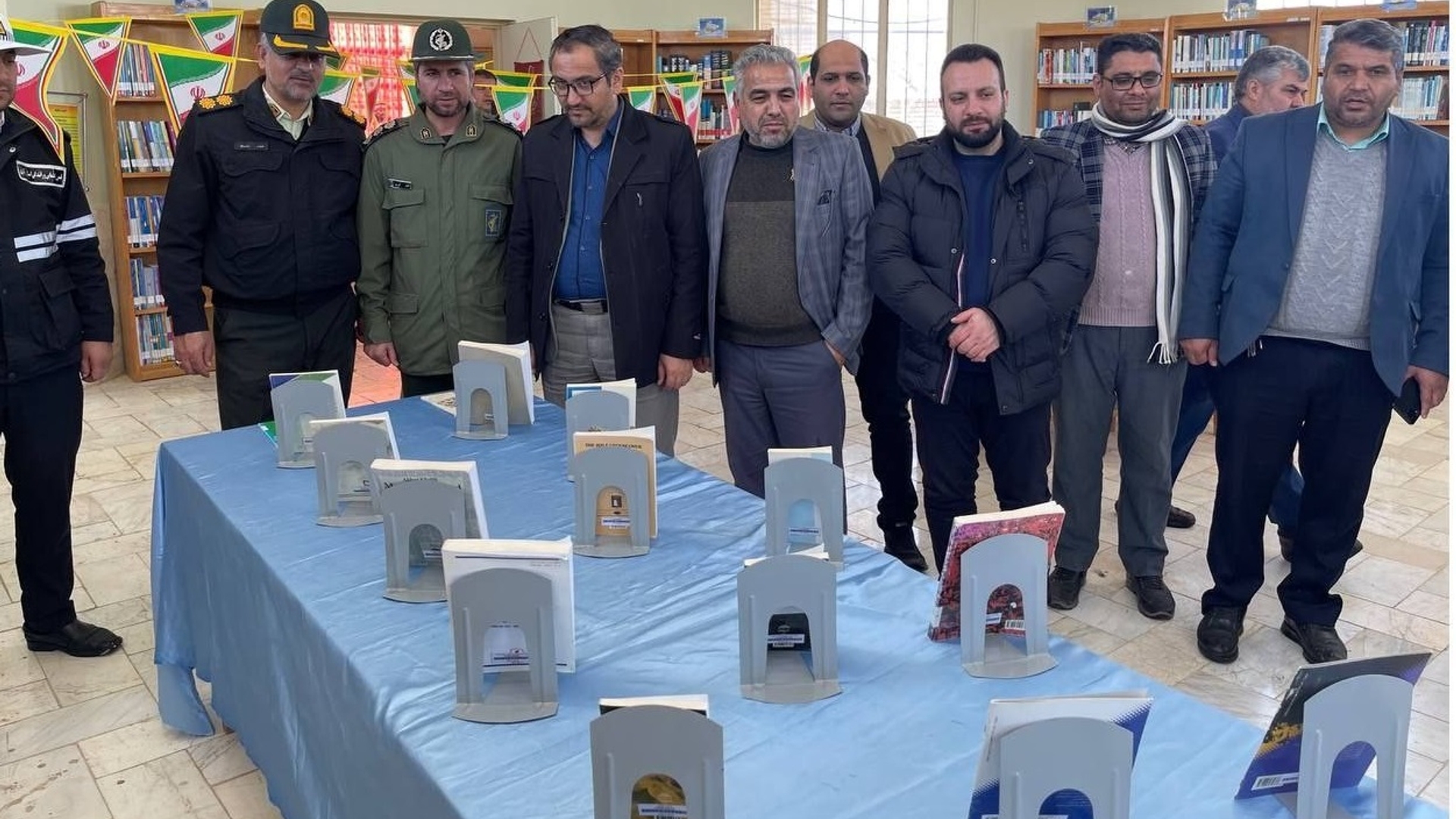 بازدید مسئولین شهرستان از محل برپایی نمایشگاه کتاب دستاوردهای انقلاب اسلامی در روستای اسفندان