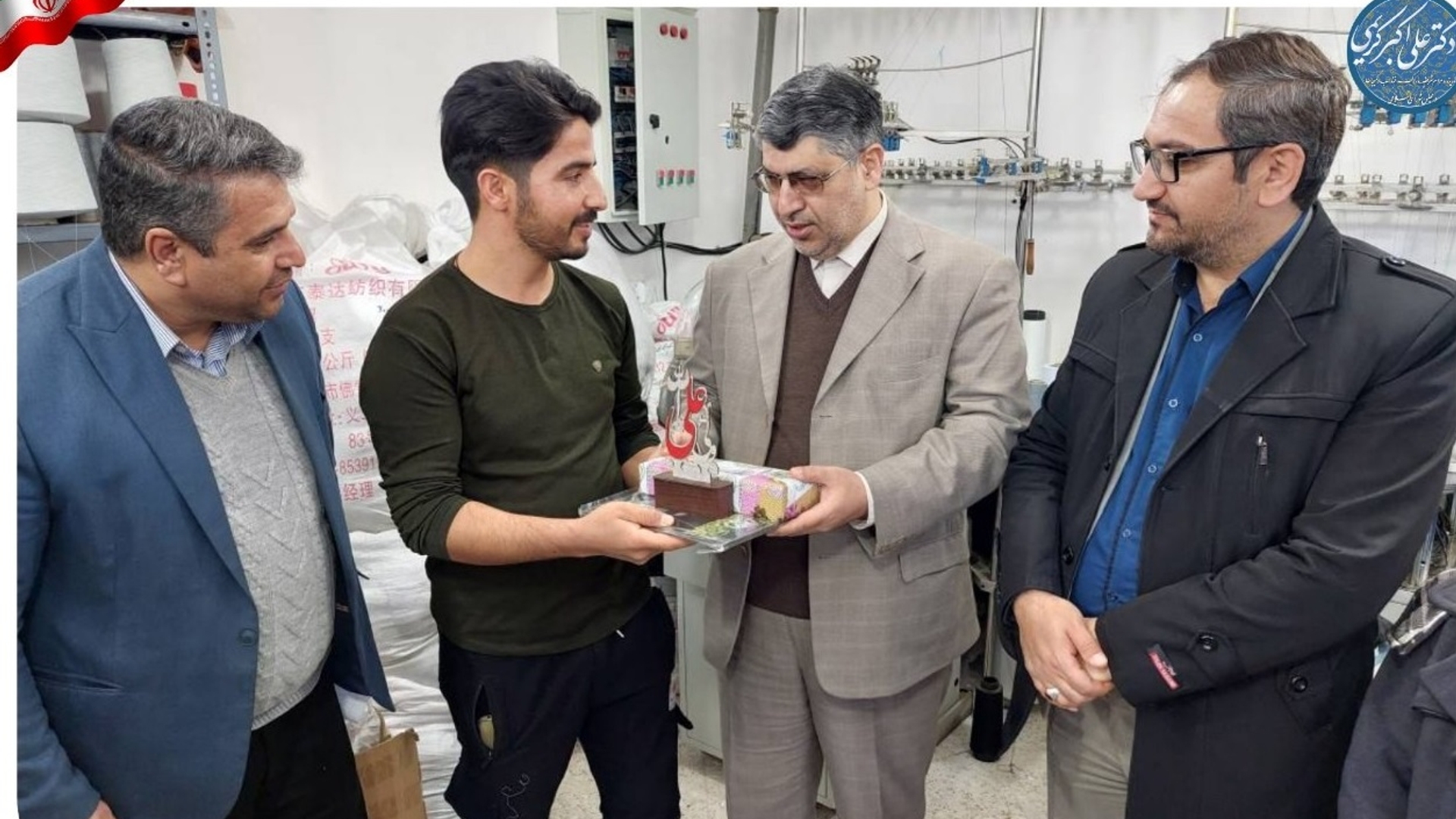 بازدید دکتر علی اکبر کریمی نماینده مردم شریف شهرستان های اراک، کمیجان و خنداب در مجلس شورای اسلامی به همراه فرماندار، معاونین فرماندار و جمعی از مدیران شهرستان از کارگاه جوراب بافی روستای فامرین شهرستان کمیجان