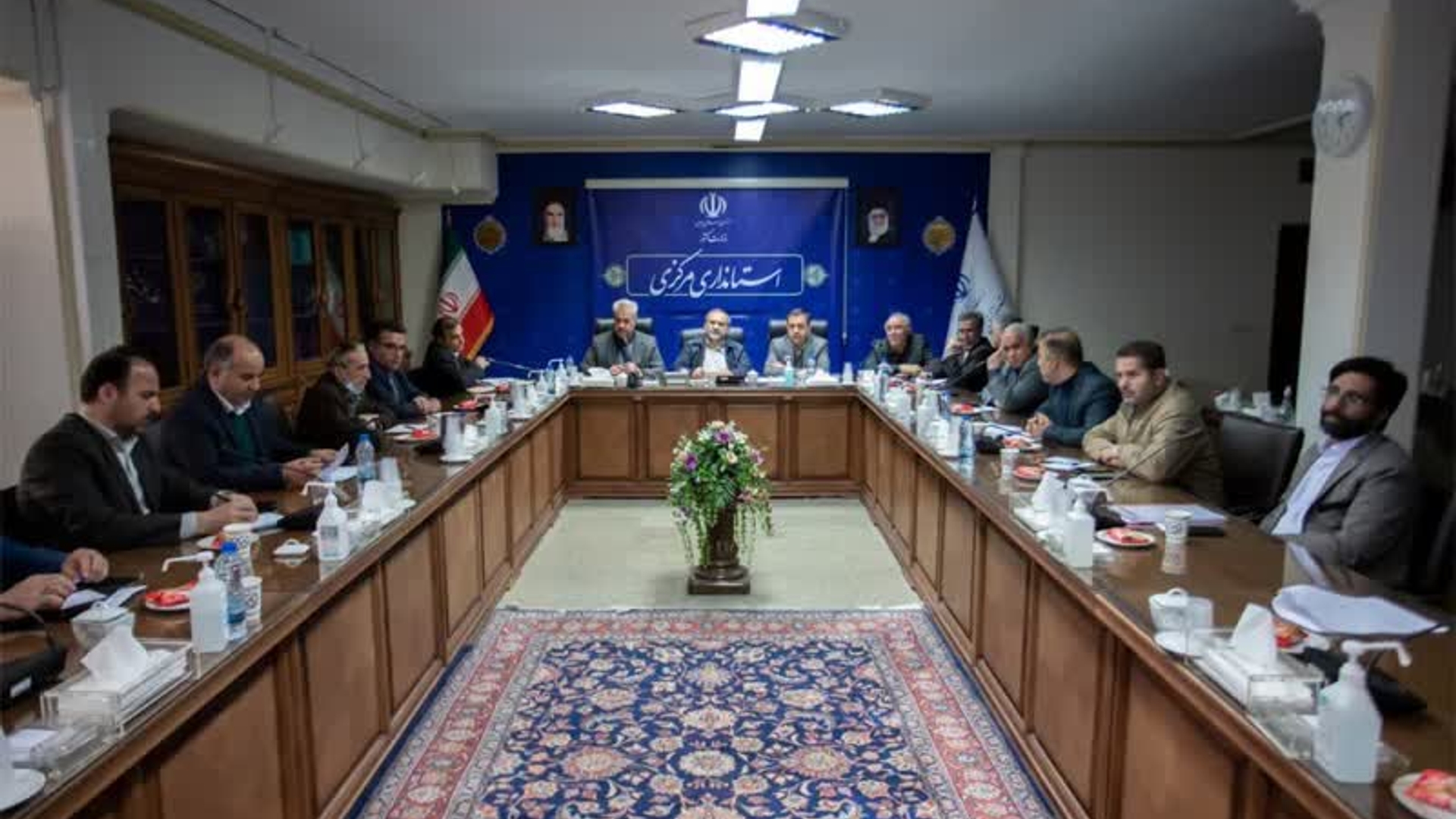 سیزدهمین جلسه اقدام مشترک تنظیم بازار استان به ریاست استاندار مرکزی و با حضور معاون هماهنگی امور اقتصادی استاندار، فرمانداران، مدیرکل دفتر هماهنگی امور اقتصادی ، مدیران و اعضای مربوطه برگزار شد.
در این جلسه وضعیت و نرخ کالاهای اساسی در استان بررسی و تصمیمات لازم در خصوص بازار شب عید و نظارت بر قیمت‌ها اخذ شد.

سه‌شنبه ۲ اسفند ۱۴۰۱