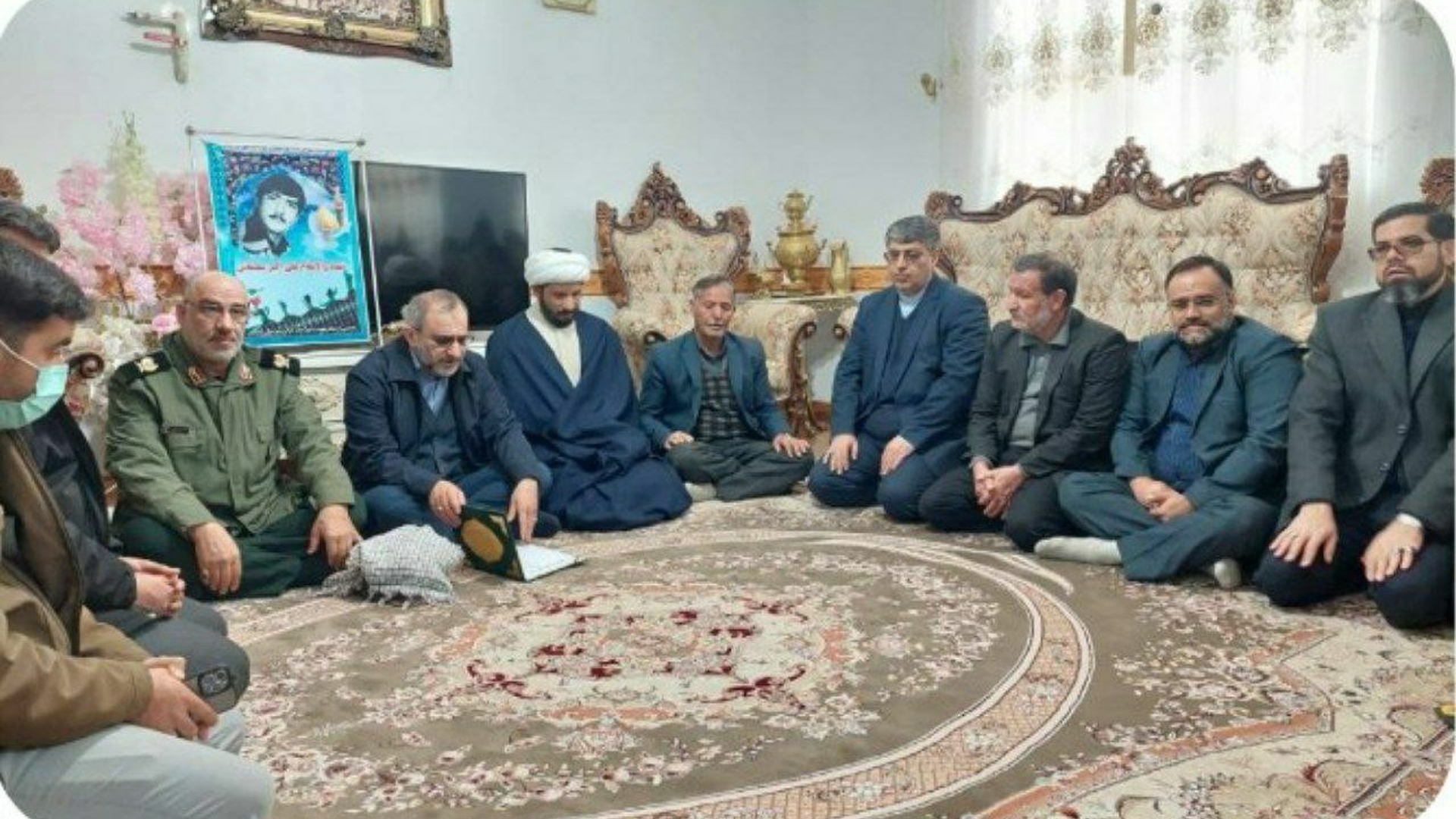 به مناسبت  دهه مبارک فجر انقلاب اسلامی
مخلص الائمه استاندار مرکزی ، کریمی نماینده  اراک ، کمیجان و خنداب در مجلس شورای اسلامی ، کریمی فرمانده سپاه روح‌الله استان مرکزی ، فرماندار کمیجان ، معاونین فرماندار ، بخشدار میلاجرد و مدیران بخش و شهرستان با خانواده شهیدان "اسدالله اسدی" و "علی اکبر سلیمانی" دیدار کردند.