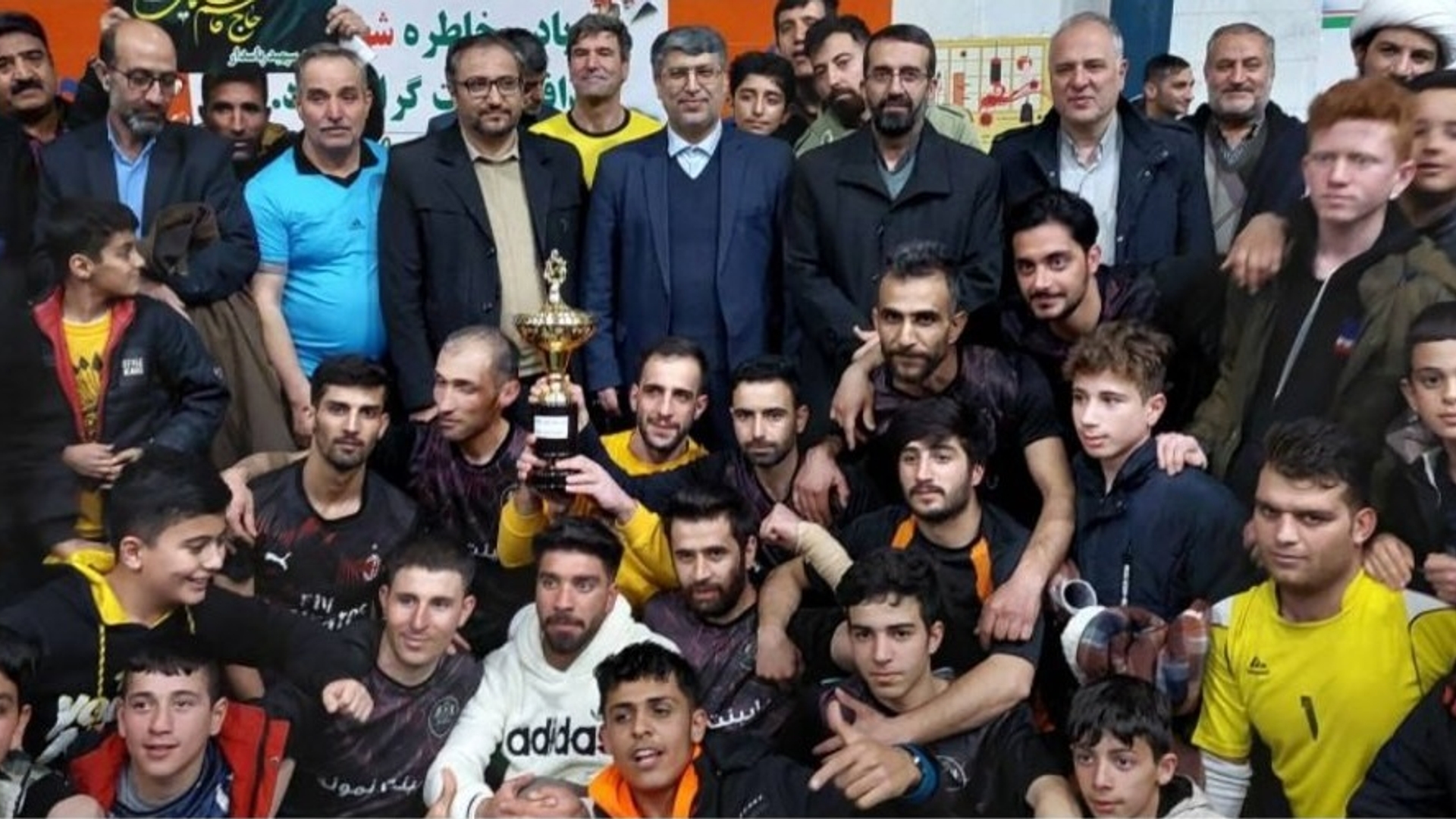 ضور علی اکبر کریمی نماینده مردم شریف شهرستان های اراک، کمیجان و خنداب در مجلس شورای اسلامی به همراه معاونین استاندار مرکزی، فرماندار شهرستان کمیجان، امام جمعه شهر میلاجرد، مسئول بنیاد علوی، بخشدار میلاجرد و اعضا شورای شهر میلاجرد در  سالن ورزشی شهر میلاجرد