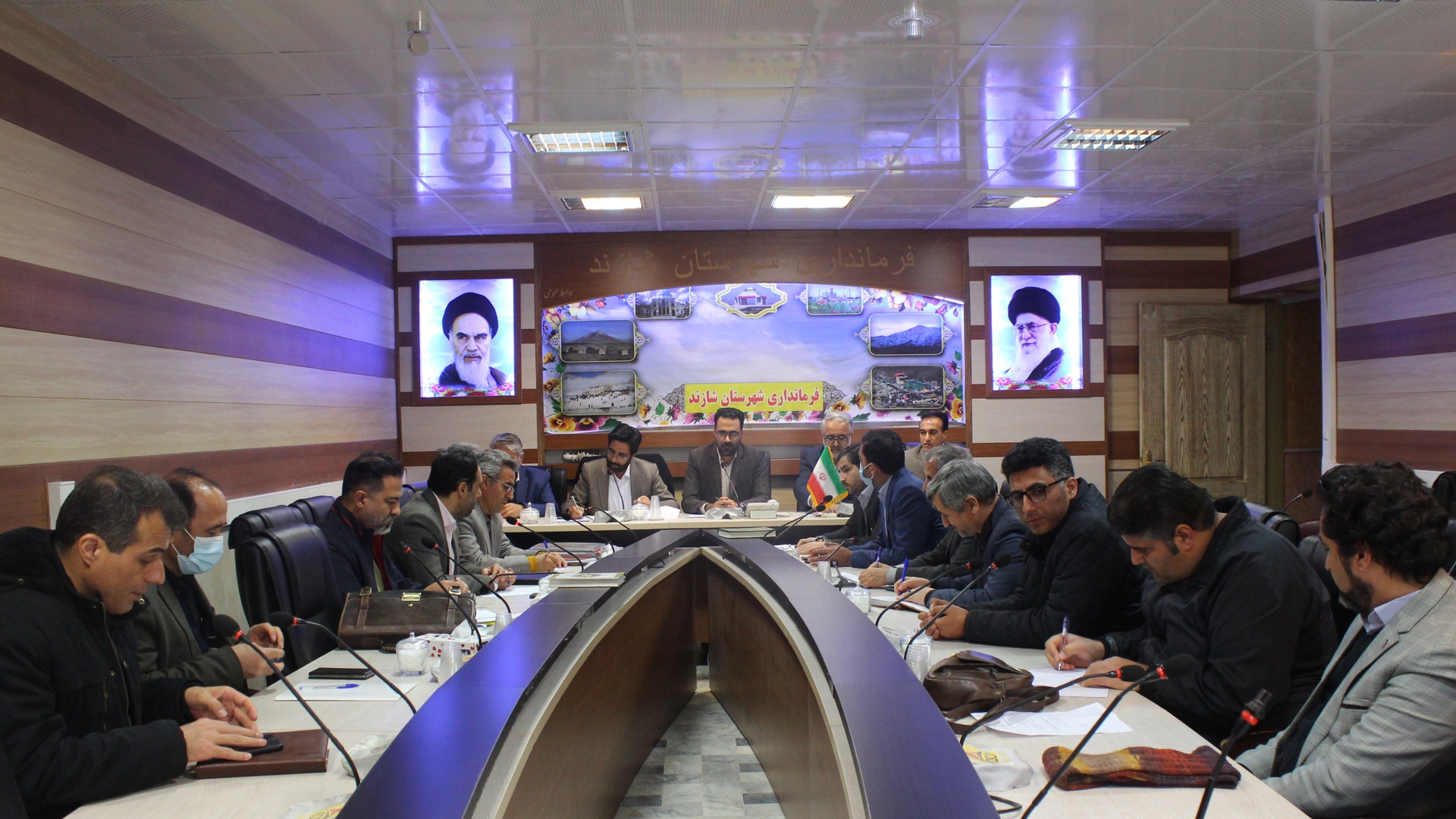 جلسه بررسی مسائل و مشکلات نواحی صنعتی شهرستان شازند