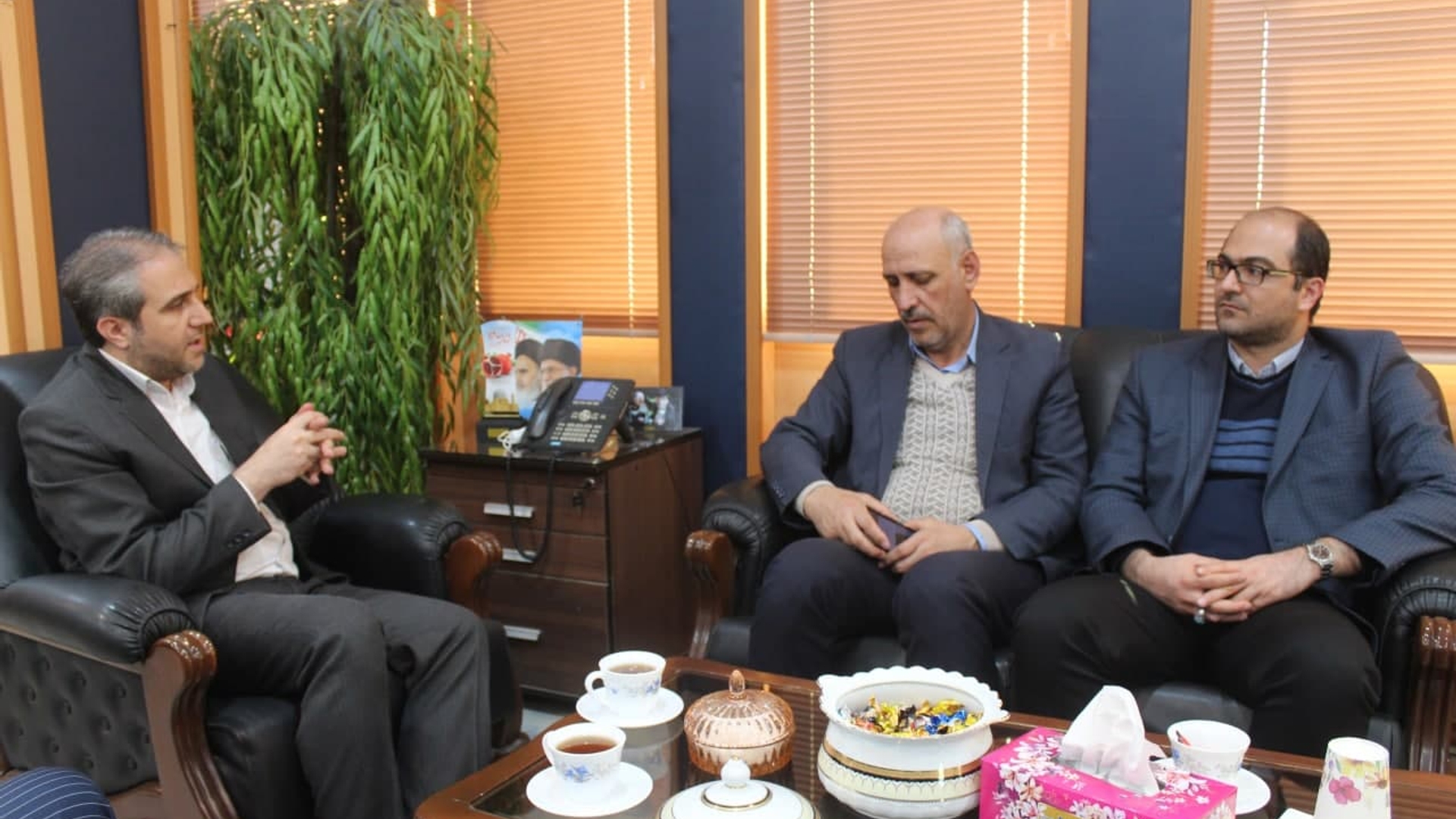 حمزه لویی رییس حوزه طرح هاي شركت ساخت وتوسعه زيربناهاي حمل و نقل كشور در استان مركزي با مهدی الیاسی معاون استاندار و فرماندار ویژه شهرستان ساوه دیدار و گفتگو کرد.