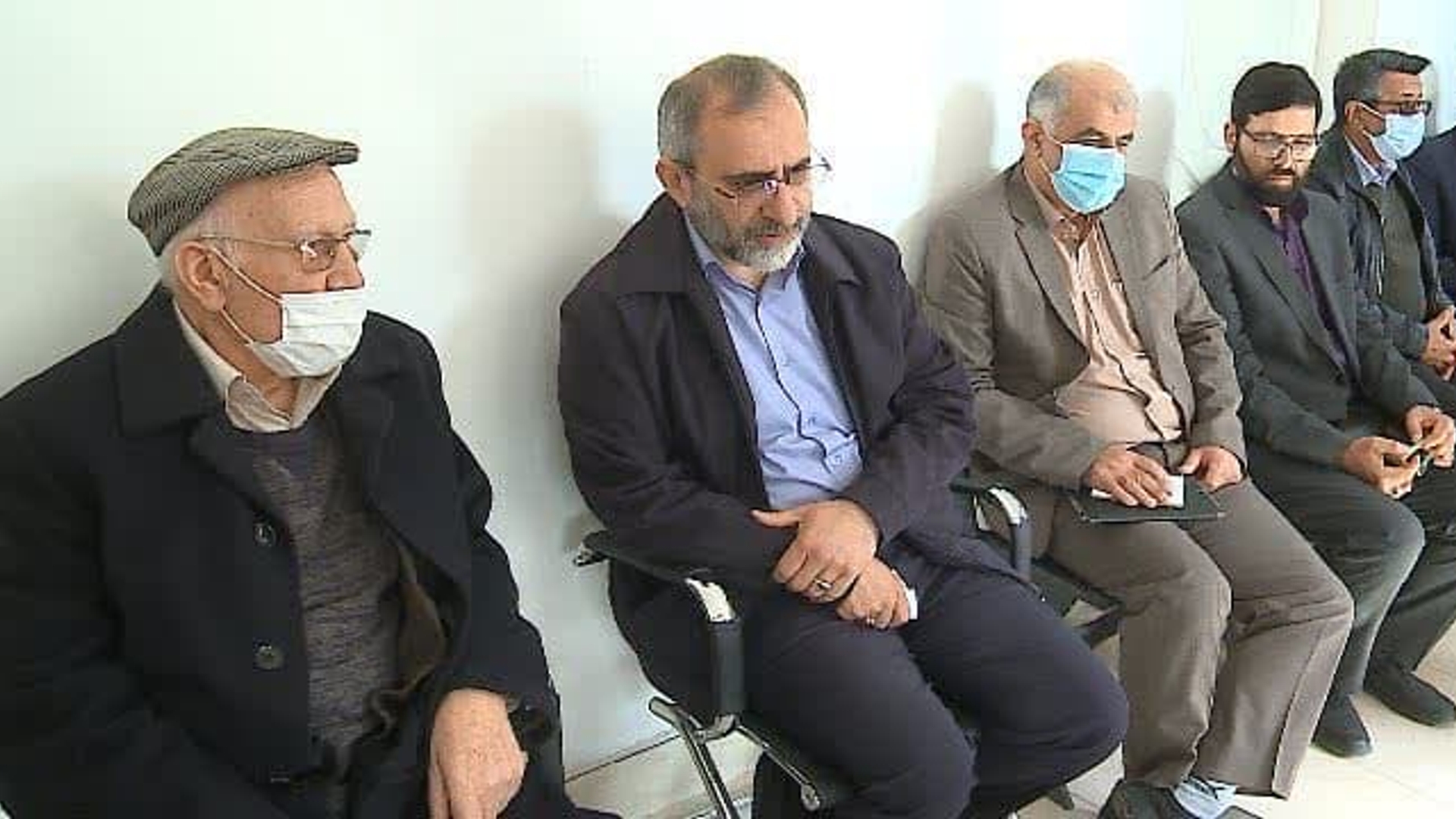 دکتر مخلص الائمه استاندار مرکزی، مهندس رضایی فرماندار، ولی الله بیاتی نماینده مجلس و جمعی از مسئولین در روستای خانک حضور یافتند و ضمن تشکر و قدردانی از پروفسور قوام زاده و تیم همراه از عملکرد خیرشان با لوح تقدیر ستایش کردند.