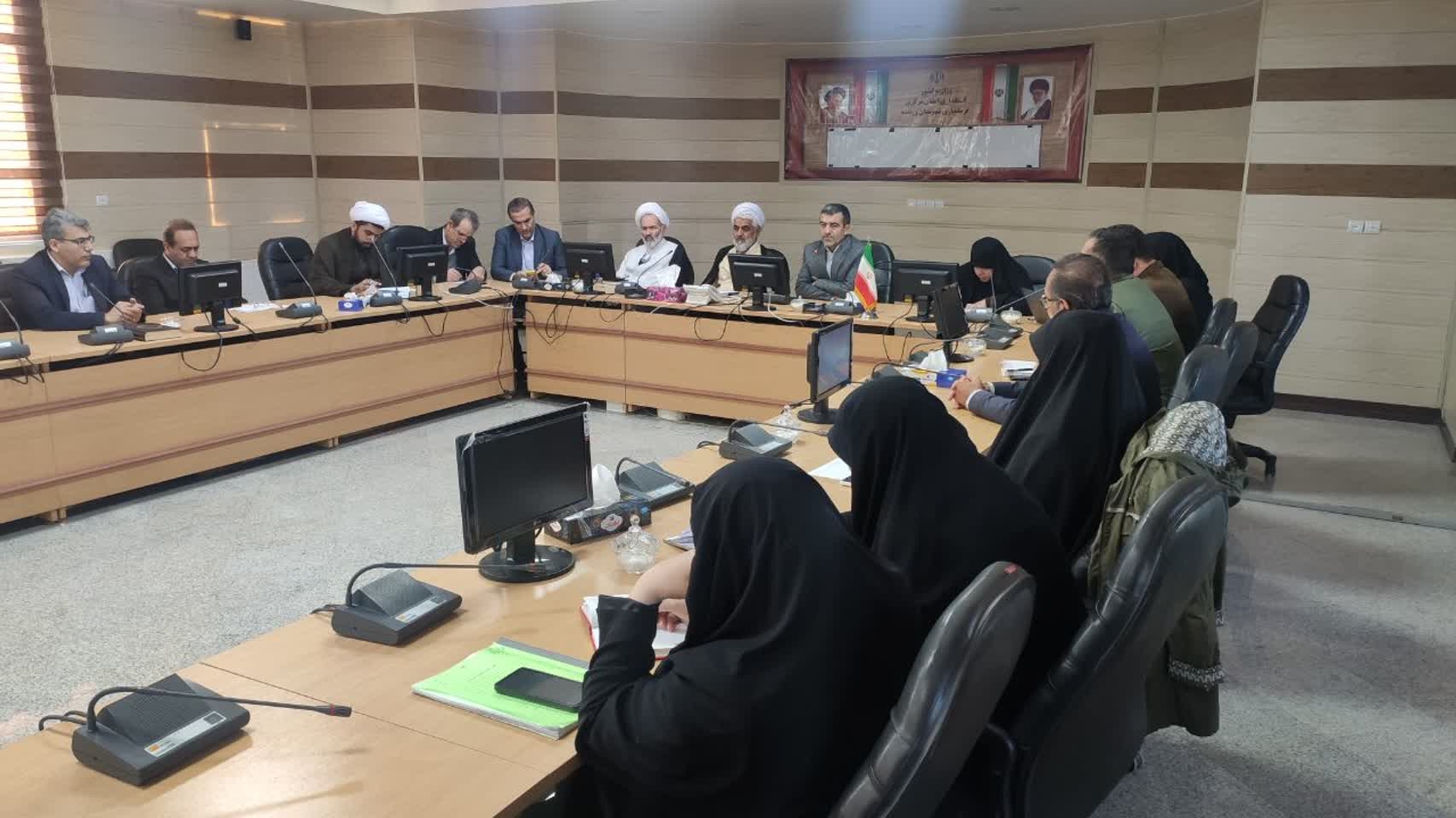 جلسه ستاد حمایت از خانواده و جوانی جمعیت شهرستان زرندیه  به ریاست  مهری سرپرست فرمانداری و با حضور  مفتح زاده  مدیر کل دفتر امور زنان و  خانواده و  هیات همراه ، ائمه جمعه شهرهای  ساوه و پرندک و اعضای ستاد  مذکور در محل فرمانداری برگزار گردید . تبیین  وضعیت جمعیت شهرستان  توسط  فرماندار ، ارائه  گزارش عملکرد دستگاههای عضو  ستاد درخصوص  اجرای قانون جمعیت و پاسخ  به سوالات و مطالبات  مطرح  شده در جلسه  و  تبیین برش شهرستانی بوم جمعیتی با تاکید  بر تشکیل ستاد مردمی جمعیت ذیل  جبهه جمعیتی توسط  مدیر کل امور زنان  وخانواده از مهمترین موراد مطرح شده  در جلسه مذکور  بود .  ١٤٠١-١٢-٠٤