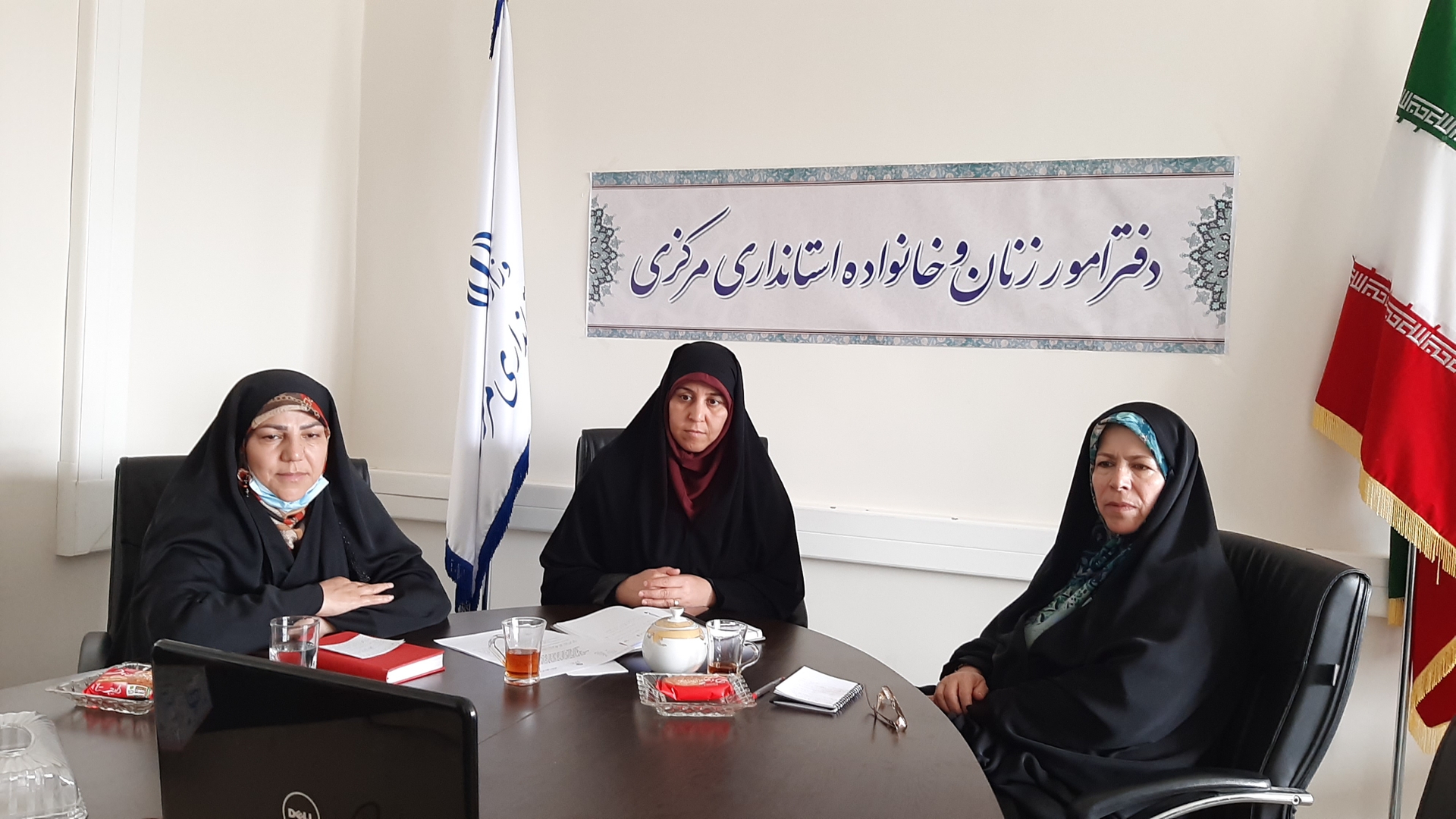 شرکت درجلسه وبیناری دیدار معاون رئیس جمهور در امور زنان و خانواده  با تعدادی از نمایندگان جامعه بانوانی جانبازان استان های سراسر کشور با عنوان "غزل زخمی دیوار عشق "در این دیدار دو نفراز همسران مکرم جانبازان سرافزار به نمایندگی از خانواده بزرگ جانباز و ایثارگر استان  مرکزی مطالبات خود را مطرح نمودند .  ١٤٠١-١٢-٠٦