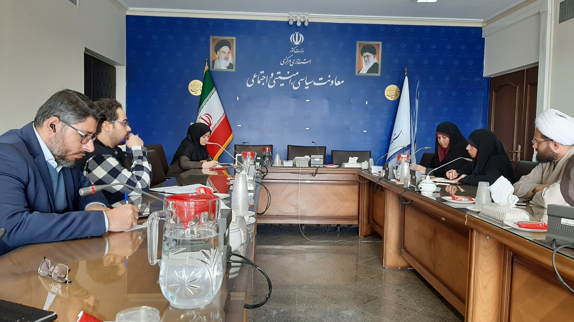 جلسه هماهنگی برگزاری کنگره زنان تاثیر گذار استان با حضور اعضای کمیته اجرایی این کنگره در محل سالن طبقه سوم  استانداری برگزار گردید .گزارش  اقدامات انجام شده توسط  دبیرخانه و مجری طرح  و بیان انتظارات از اعضای  حاضر در جلسه برای مشارکت در  برگزاری  کنگره از  مهمترین موارد مطرح شده  در این  جلسه بود  . ١٤٠١-١٢-٠٦