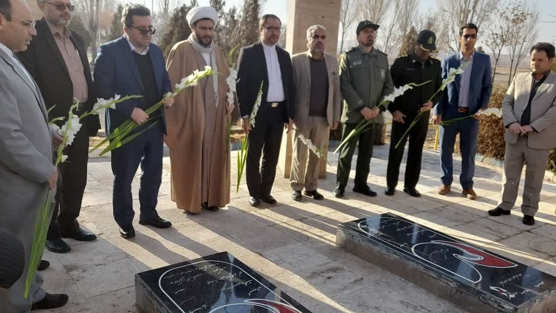 ادای احترام دکتر بابایی ریاست سازمان اسناد و املاک  کشور به مقام شامخ شهدای شهرستان کمیجان