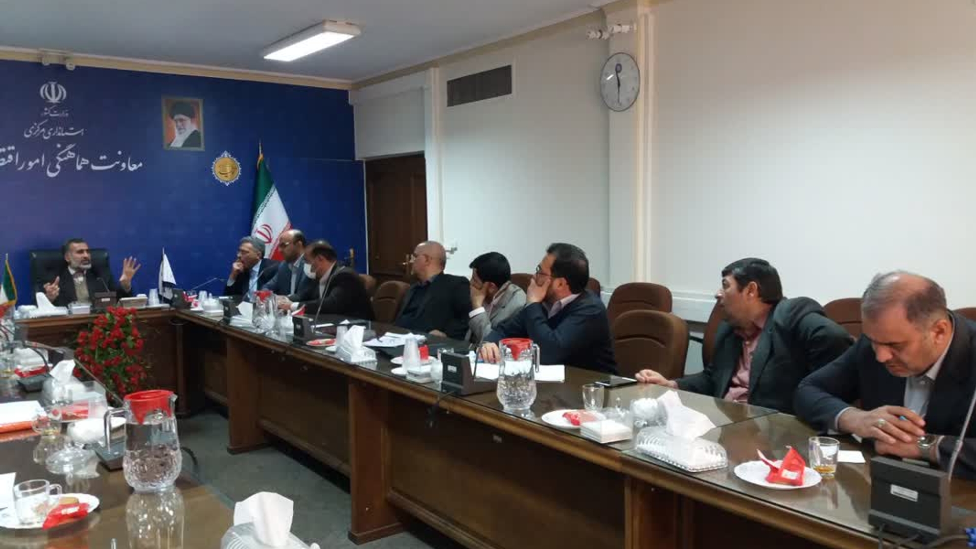 جلسه. کارگروه گندم، آرد و نان با حضور مدیرکل دفتر هماهنگی امور اقتصادی و مدیران مربوطه برگزار شد.
در این جلسه گزارشی از وضعیت بهداشت آرد توسط دانشگاه علوم پزشکی و اداره کل استاندارد استان ارائه و در خصوص سهمیه بندی کارخانجات آرد و همچنین تجدید نظر و در رابطه با قیمت نان با آرد کامل، بحث و تبادل نظر و تصمیمات لازم اتخاذ شد 

سه شنبه 9 اسفند 1401