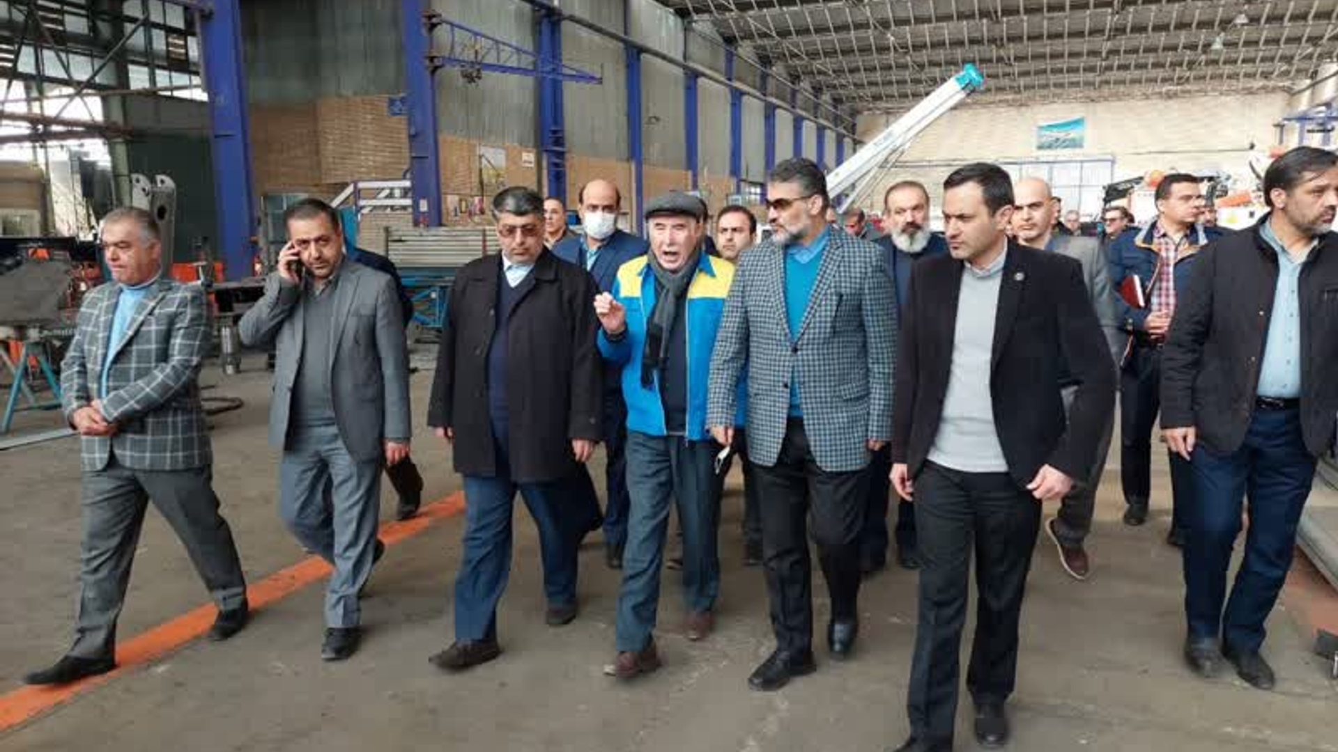 در ادامه حضور مدیرعامل ایران خودرو دیزل در اراک صورت گرفت: مدیرعامل ایران خودرو دیزل،نایب رئیس کمیسیون صنایع و معادن مجلس شورای اسلامی،معاون هماهنگی امور اقتصادی استانداری مرکزی و معاونین اداره کل صمت استان با حضور در شرکت لجور از توانمندی های این شرکت در تولید انواع بالابر بازدید نمودند.در این بازدید مدیران عامل شرکت های معرفی محصولات تولیدی شرکت پرداختند.

پنج شنبه ۴ اسفند ماه ۱۴۰۱