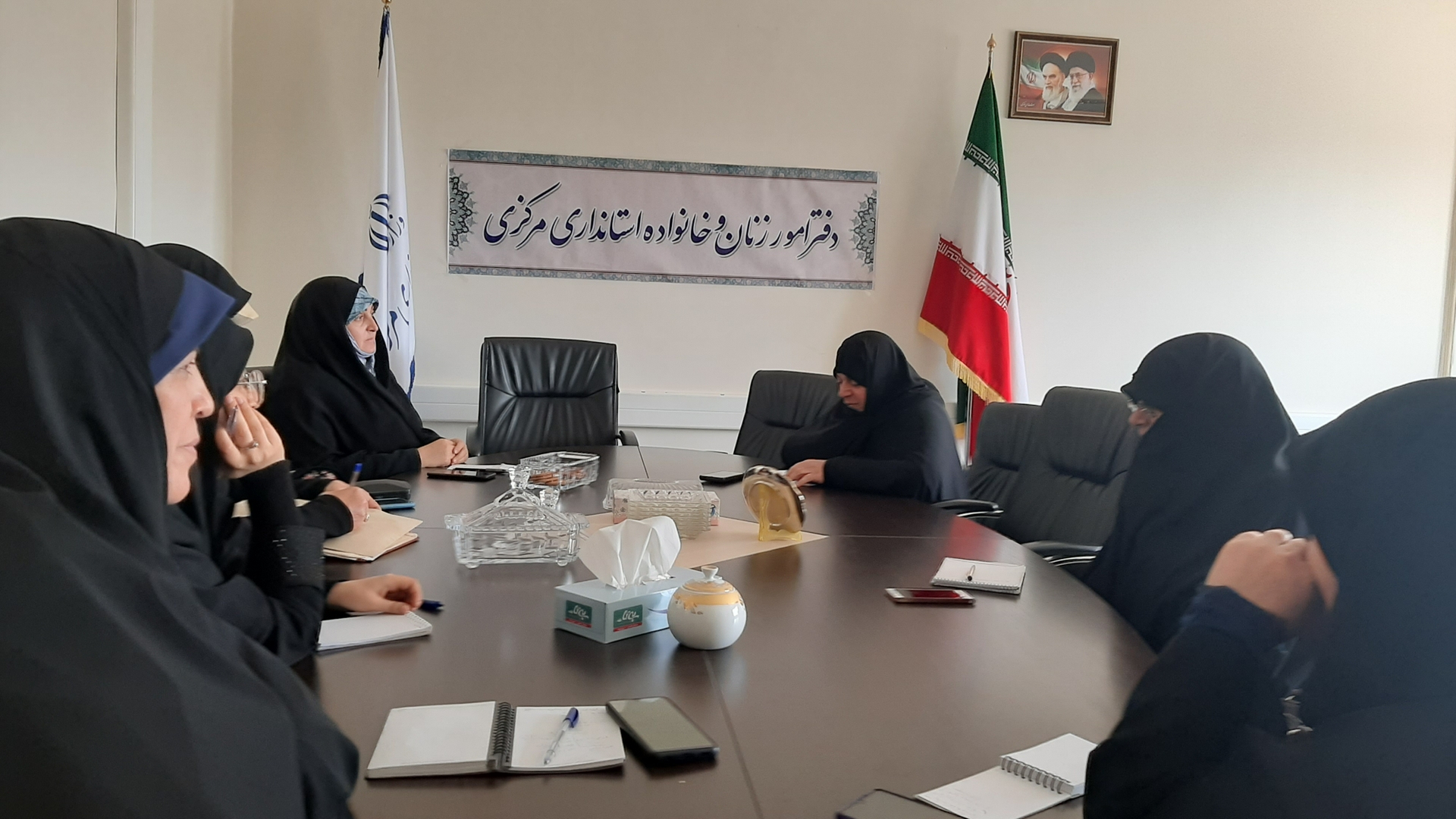 نشست هم اندیشی اعضای کارگروه زیست عفیفانه استان با حضور مفتح زاده  مدیرکل دفتر امور زنان و خانواده استانداری پیرامون پیگیری موارد مطرح شده  در جلسه ویدئو کنفرانس و تبادل نظر درخصوص طرح های استانی عفاف و حجاب .  ١٤٠١-١٢-٠٨