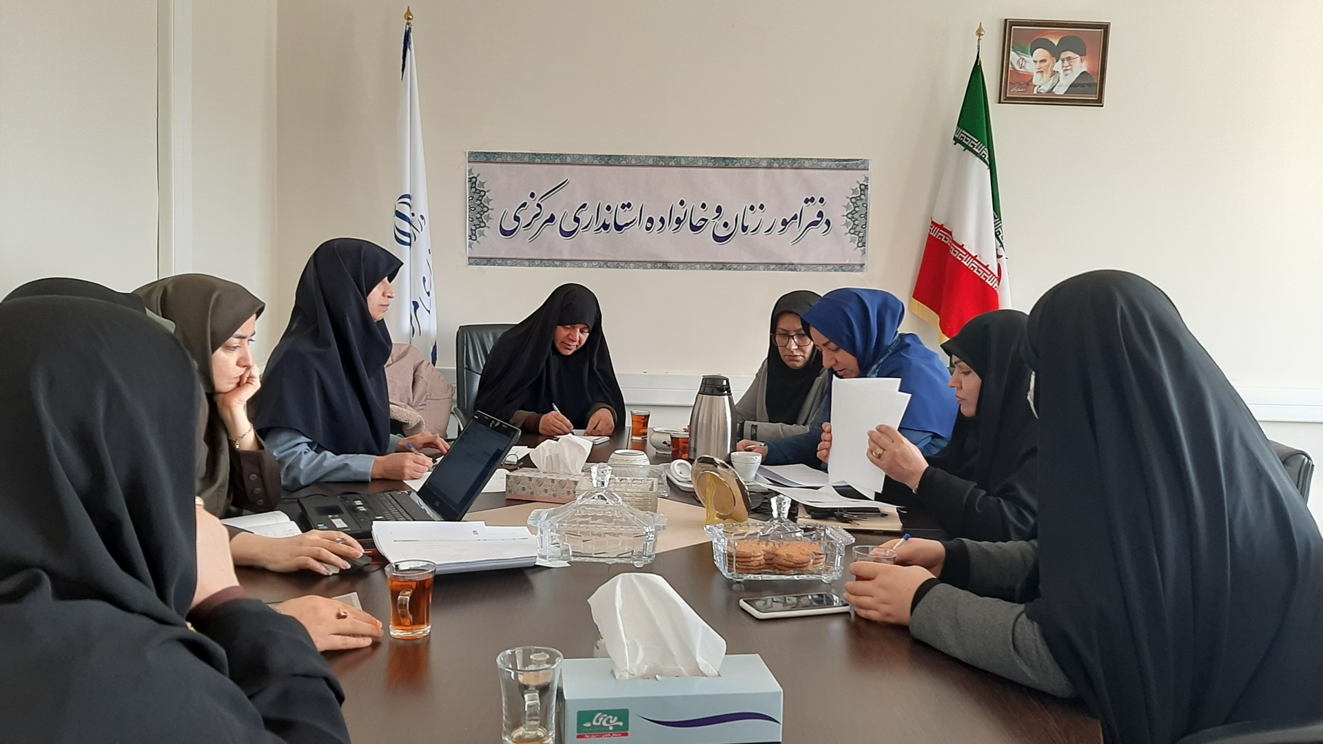 جلسه ارزیابی زنان تاثیر گذار ثبت نام شده از طریق لینک اعلامی به اعضای  شورای اداری و عموم بانوان استان برای حضور در کنگره زنان تاثیر گذار استان به ریاست سرکار خانم مفتح زاده مدیر کل دفترامور زنان  وخانواده  استانداری و با حضور داوران در محل دفتر امور زنان و خانواده استانداری  برگزار گردید  . لازم به ذکر است کنگره استانی زنان تاثیر گذار متعاقب برگزاری  کنگره ملی و بین المللی در سراسرکشور با مدیریت دفاتر امور زنان  و خانواده  تاپایان اسفند سال جاری  برگزار خواهد  شد  .   ١٤٠١-١٢-٠٩