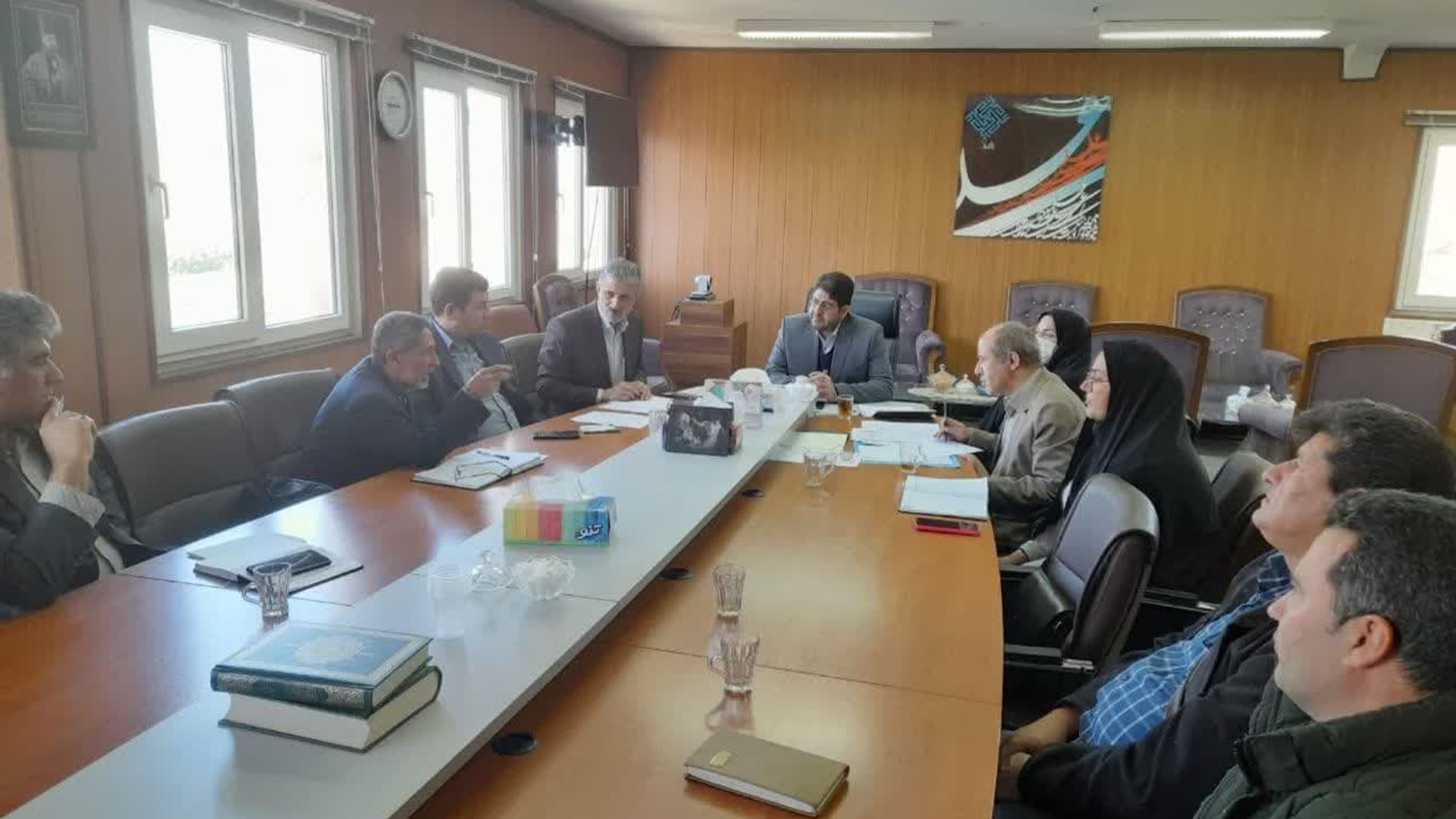 جلسه اقدام مشترک ،جهت تنظیم بازار وتاُمین اقلام معیشتی همشهریان گرامی ،در مورّخ ۱۴۰۱-۱۲-۹ به ریاست مهندس محمدرضارضایی فرماندار وبا حضور دیگر اعضا محترم درمحلّ فرمانداری تفرش تشکیل گردید.آقای فرماندار ضمن قدردانی از زحمات  همه مسئولین نظارتی فرمودند،علی رغم تلاش دوستان،متاُسّفانه نتیجه کاربازرسیها ملموس و اعتماد ساز نبوده است و......  . پس از بحث وتبادل نظرعزیزان موارد ذیل بعضاً مصوّب و مورد تاُکید قرار گرفتند:
🌷توزیع بموقع وگسترده انواع گوشت قرمز ، شکر،برنج تایلندی،هندی و.... جهت تنظیم این اقلام.(درچند روز گذشته بطور متناوب گوشت گوسفندی منجمد درحال توزیع بوده وانشاا... ادامه خواهد داشت).
🌷تنظیم فهرست بازرسین محترم درقالب گشت مشترک(حداقل سه نفره)متشکّل از همکاران محترم درادارات صمت، جهاد کشاورزی،بهداشت،اتاق اصناف،بسیج و.....
(شروع کار از سیزدهم اسفند ماه).
🌷تاُکید بر پیگیری افزایش وتوزیع مناسب سهمیه آرد روستاییان زحمتکش.و..........  .