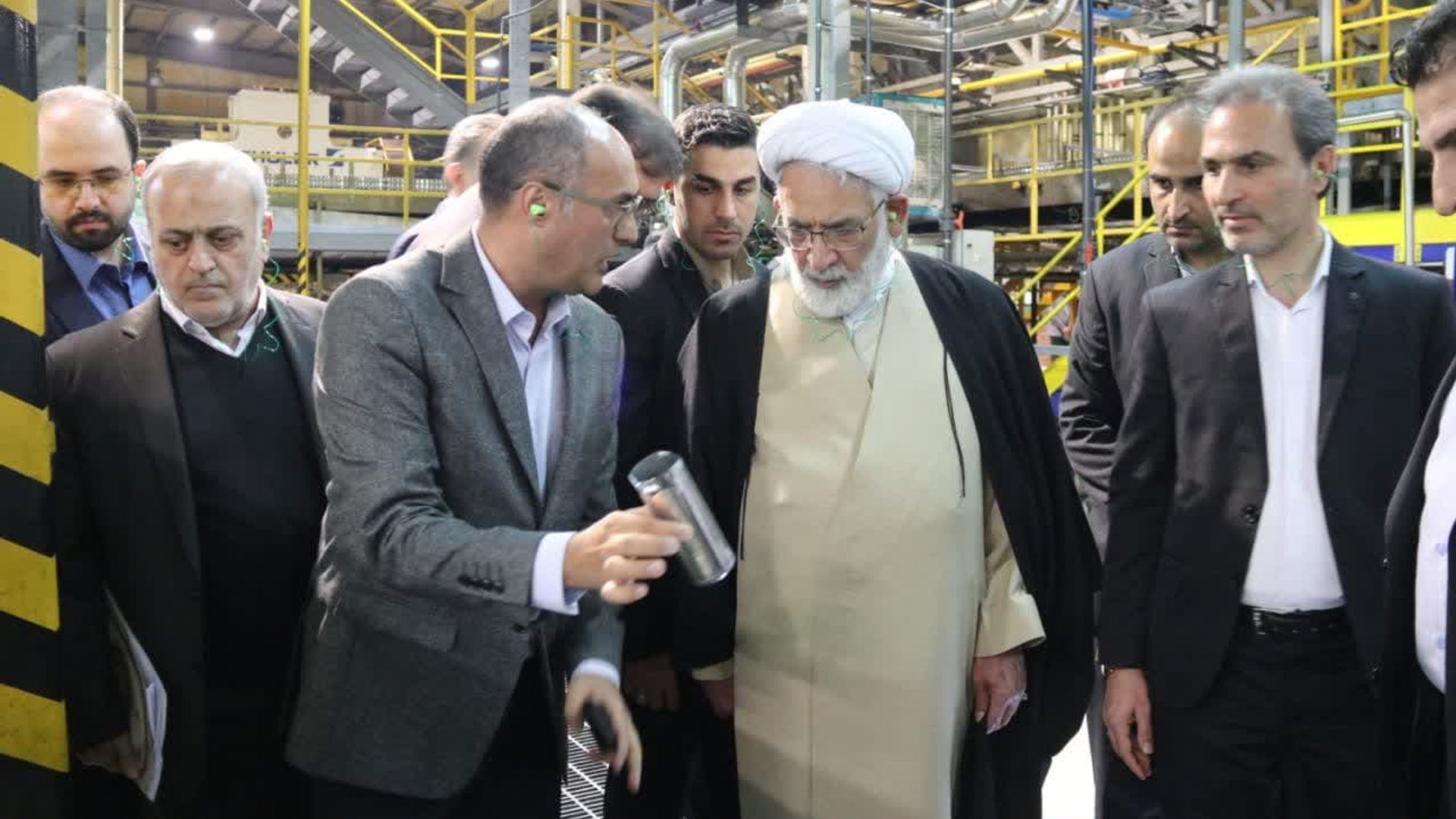 بازدید حجت الاسلام والمسلمین منتظری دادستان کل کشور از دو واحد تولید کننده انواع قوطی های نوشیدنی و انواع لوله در شهر صنعتی کاوه