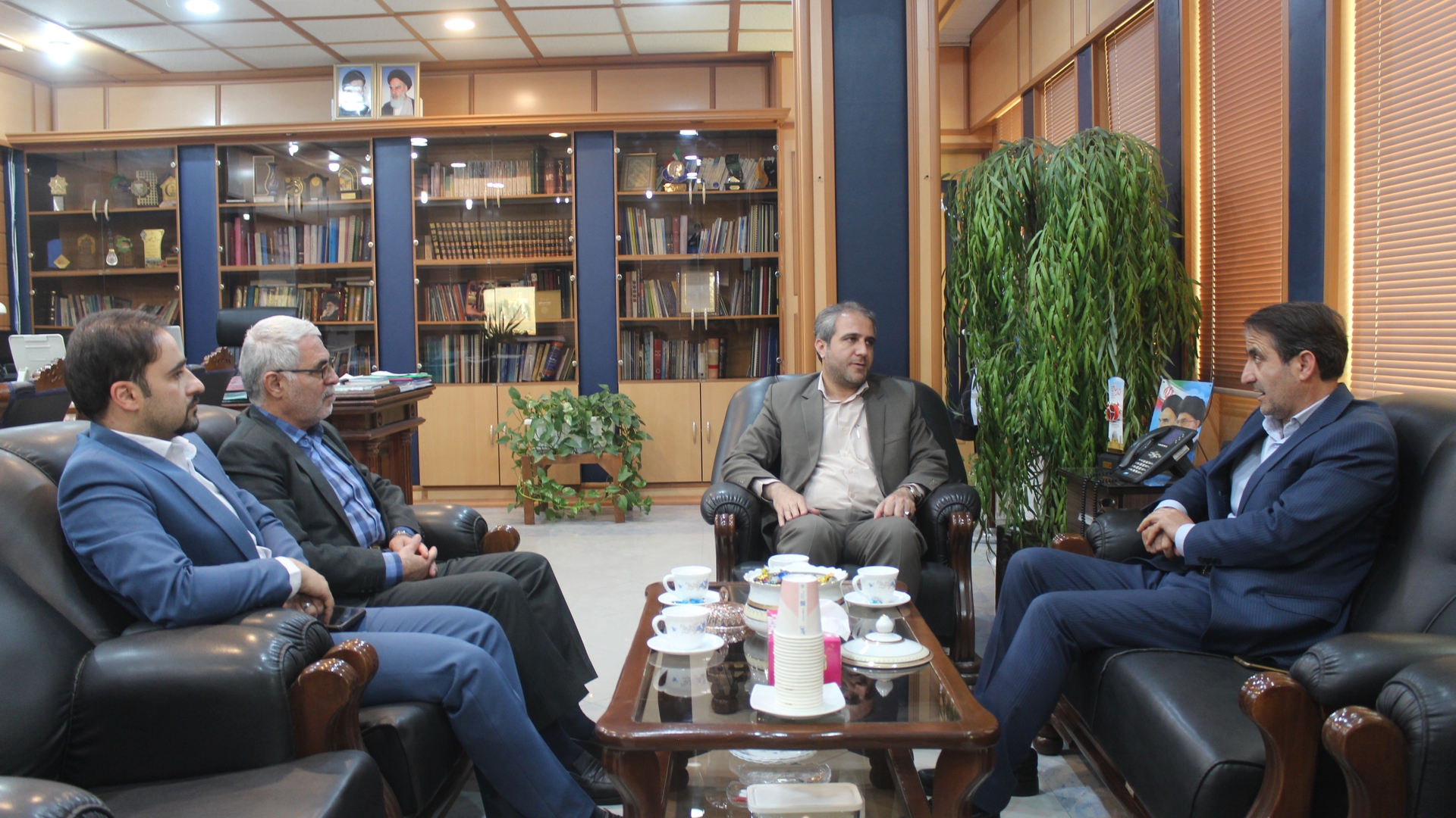 مدیر کل پست استان مرکزی با مهدی الیاسی معاون استاندار و فرماندار ویژه شهرستان ساوه دیدار و گفتگو  کرد.