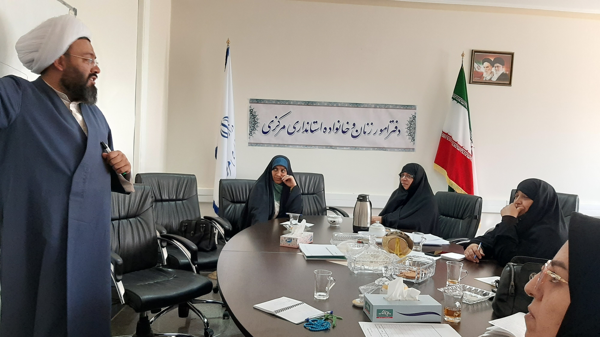 جلسه ستاد مردمی جمعیت با حضور مفتح زاده مدیر کل ، حجت الاسلام تاج آبادی مسئول ستاد مردمی جمعیت و اعضای محترم در محل دفتر امور زنان  وخانواده برگزار و مسئولین اتاق حمایت و همچنین مسئول شناسایی ، سازماندهی ، شبکه سازی ، مسئول اصلی کارگروه های تخصصی ٦ گانه ذیل ستاد مردمی ، مسئولین هر کدام از کارگروه های تخصصی ٦ گانه و مسئول هیات های  فعال مردمی در موضوع جمعیت تعیین شدند . ١٤٠١-١٢-٠٩