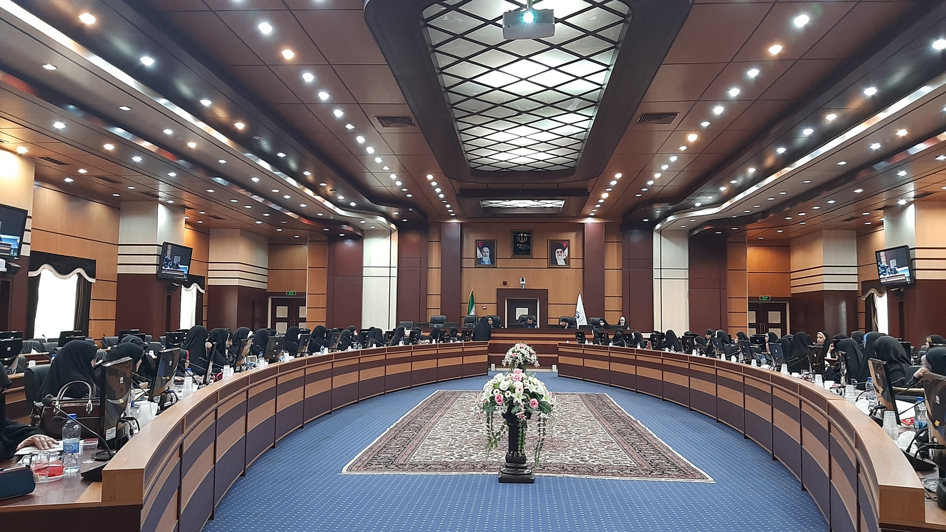 نشست هفتگی راسخون "کنشگران عفاف و حجاب "  استان مرکزی  با حضور  نظری معاون سیاسی ، امنیتی ، اجتماعی  و مفتح زاده  مدیر کل امور زنان وخانواده  و اعضای  کارگروه زیست عفیفانه  ذیل هیات اندیشه ورز  بانوان استان  در  محل  استانداری برگزار گردید و  مناظره  اعضای کارگروه  تا صفحه ٣١ کتناب بی پرده با حجاب ، ارائه توضیح در خصوص کارعملیاتی  اعضا و بیان مطالبات  از مدیر کل سیاسی ،امنیتی  و اجتماعی از اهم موارد  مطرح شده  در نشست مذکور  بود   . ١٤٠١-١٢-١٠