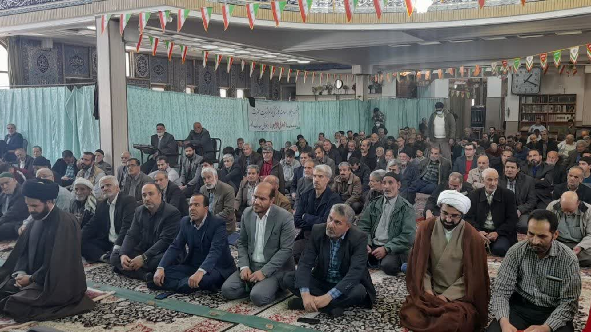 حضور فرماندار محترم شهرستان اراک جناب آقای مهندس هادی و بخشدار بخش مرکزی شهرستان اراک ورئیس شورای اسلامی شهرستان اراک در نماز عبادی سیاسی جمعه شهر سنجان و دیدارهای مردمی و پاسخگویی به مشکلات و درخواست های مردمی