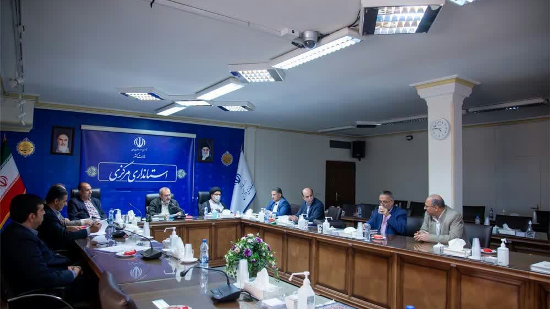 جلسه شورای حل اختلاف فرمانداری‌‌ها و شوراهای اسلامی شهر و روستا با ۱۰ دستور کار مربوط به شهرستان‌های اراک، دلیجان و خنداب به ریاست دکتر مخلص الائمه استاندار مرکزی و با حضور هادی فرماندارشهرستان اراک ، رئیس کل دادگستری استان ،نماینده مردم تفرش و آشتیان و فراهان در مجلس  و سایر اعضا برگزار شد.