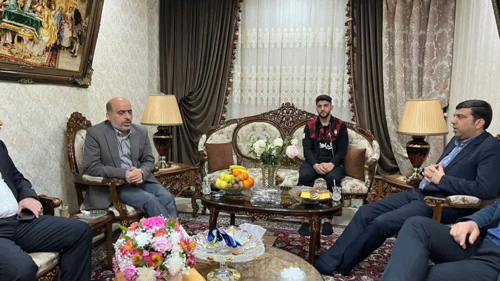 حضور آصفری نماینده مردم شریف شهرستانهای اراک کمیجان وخنداب در مجلس شورای اسلامی ،هادی فرماندار اراک به همراه بیاتیان معاون خدمات شهری شهرداری‌ اراک در منزل ورزشکار ارزنده اراکی امیر مهدی میرزاخانی  که درمسابقات جهانی  هاکی داخل سالن در کشور آفریقای جنوبی بعنوان بهترین بازیکن تاثیر گذار وهمچنین کسب مدال برنز تیمی این مسابقات شده بود