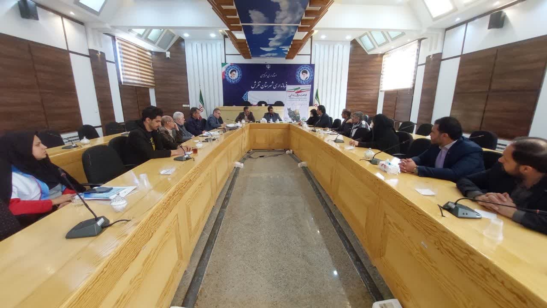 جلسه هماهنگی هفته منابع طبیعی و درختکاری به ریاست مهندس رضایی فرماندار شهرستان تفرش با حضور مسئولین در سالن جلسات فرمانداری برگزار شد.