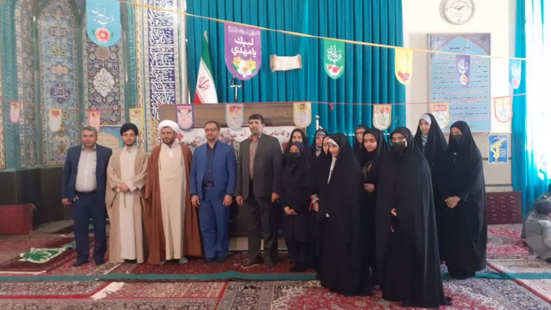 حضور دانش آموزان مدرسه ابتدایی توحید و دبیرستان دخترانه ساعی  همراه با مربیان مدرسه در نماز جمعه کمیجان