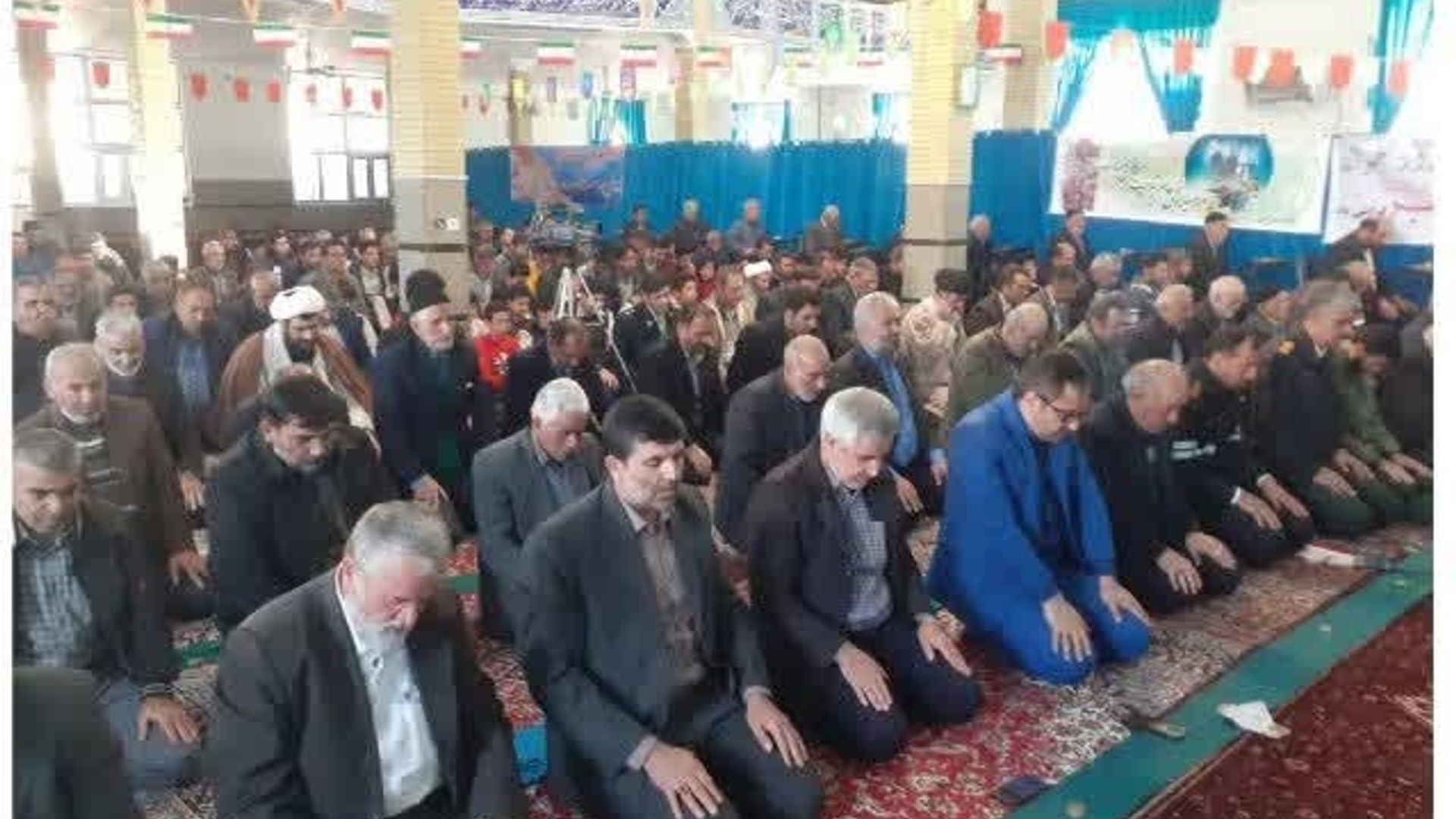 نماز عبادی سیاسی جمعه دوازدهم اسفندماه۱۴۰۱ به امامت حجت الاسلام سعیدی امام جمعه شهرستان کمیجان در محل مصلای نماز جمعه برگزار گردید