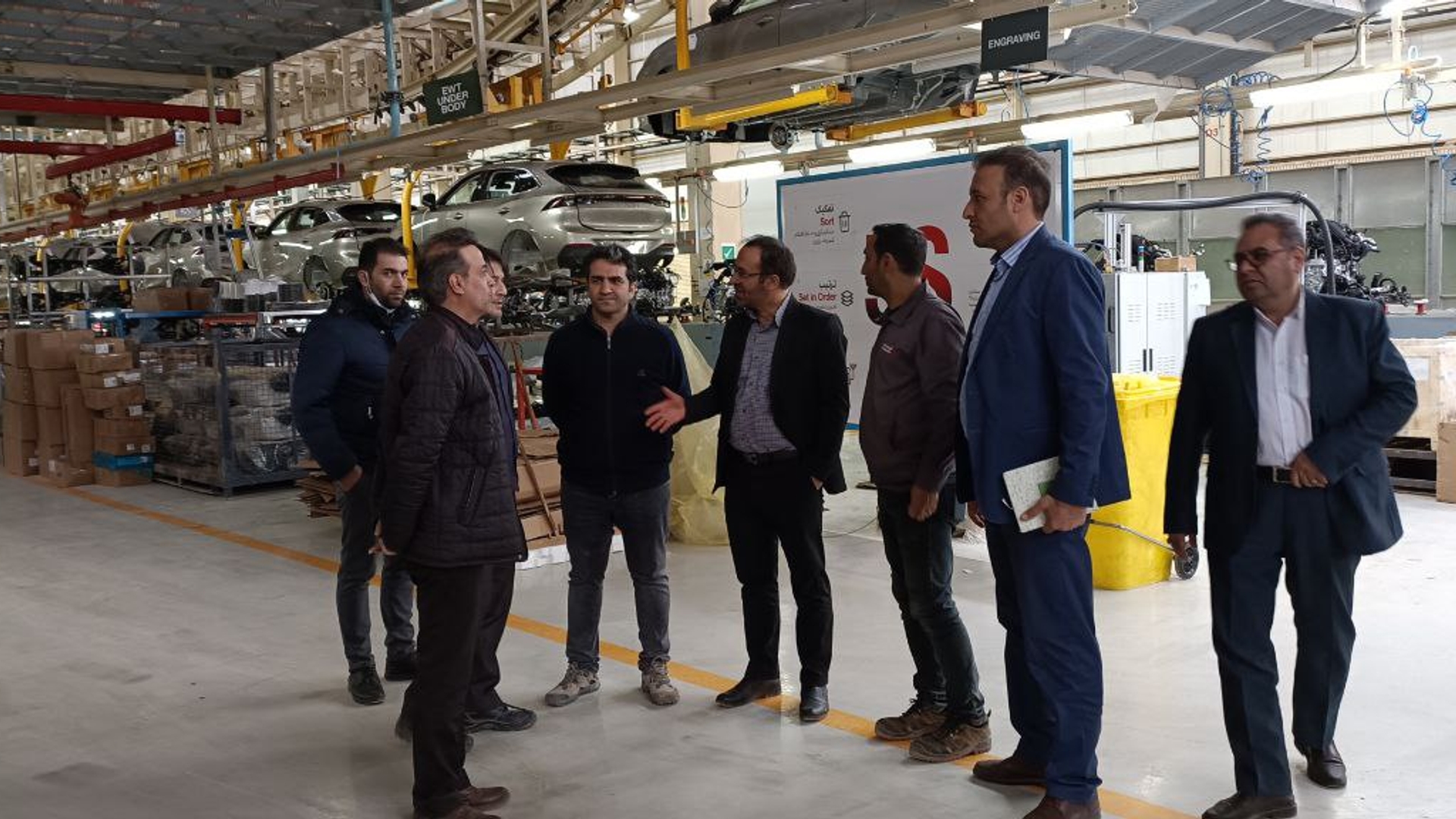 بازدید دکتر اتابکی دبیر کمیسیون مبارزه با قاچاق کالا و ارز استان از واحد تولید خودروهای سبک و سنگین خمین