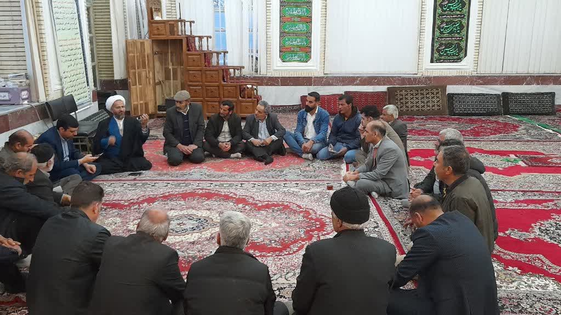 حضور فرماندارشهرستان اراک  وبخشدارمرکزی  در روستای بان  جهت بررسی مسائل و مشکلات روستا 
فرماندار اراک با حضور در مسجد روستا ودیدار با اهالی خونگرم روستای بان از طریق تماس تلفنی با مدیران ادارات شهرستان ،مشکلات روستاه را مطرح وپیگیری های لازم جهت حل مشکلات فوق را داشتند