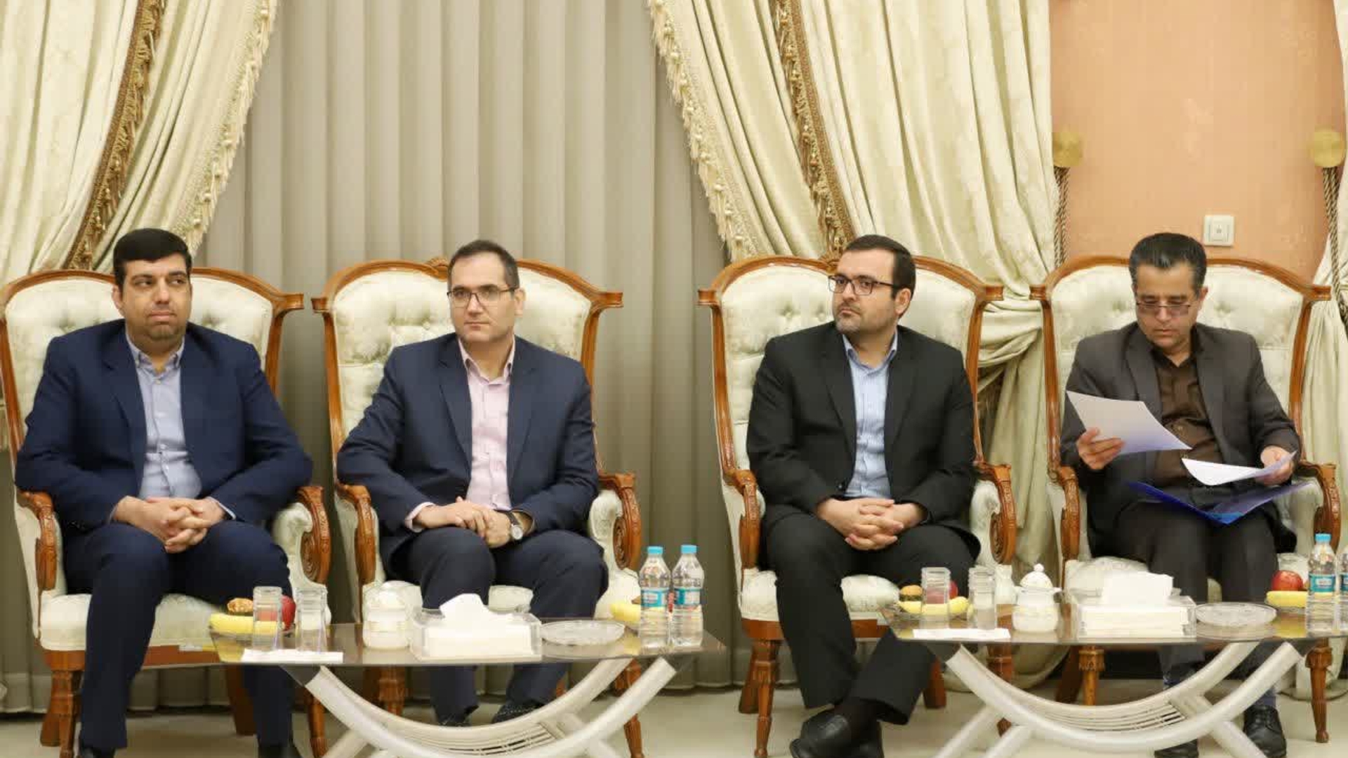 💠معاون علمی، فناوری و اقتصاد دانش‌بنیان رییس جمهور با استقبال استاندار مرکزی و جمعی از مدیران علمی و دانشگاهی وارد استان مرکزی شد.