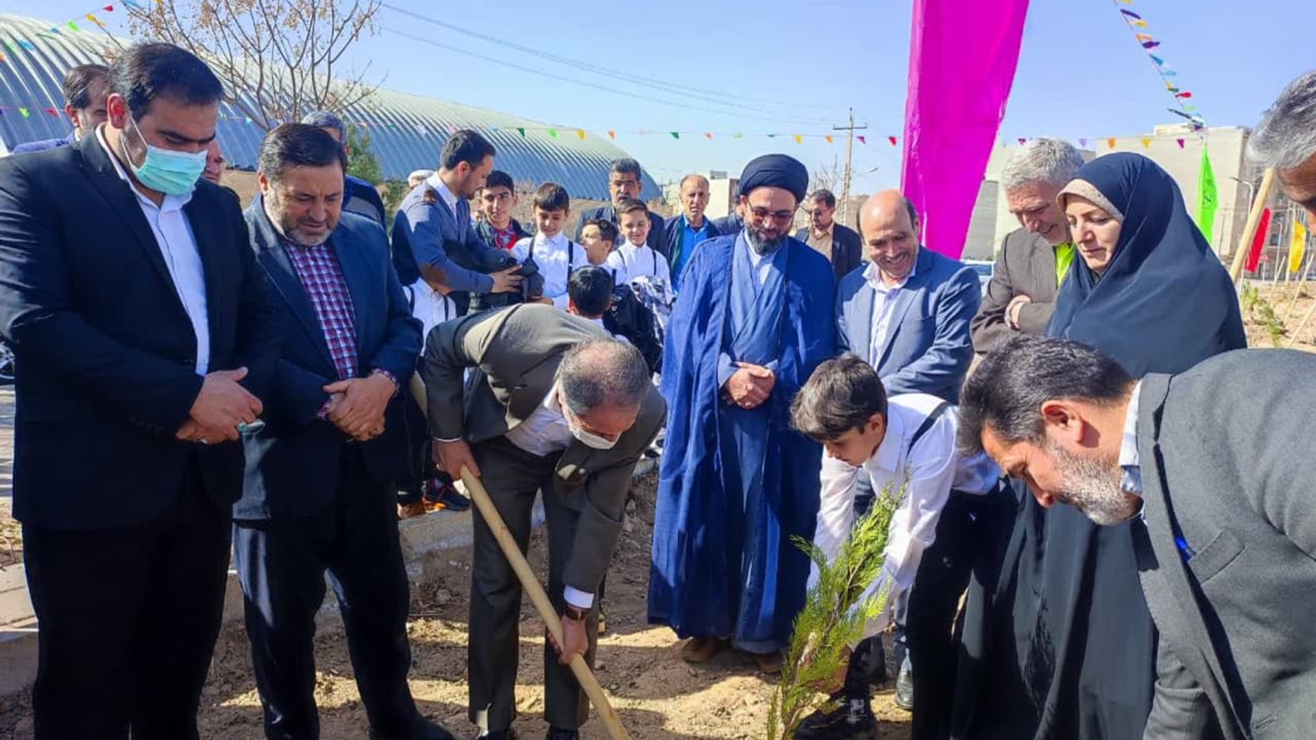 باحضور معاون استاندار و فرماندار ویژه شهرستان ساوه؛ آیین نمادین گرامیداشت روز درختکاری در ساوه برگزار شد.