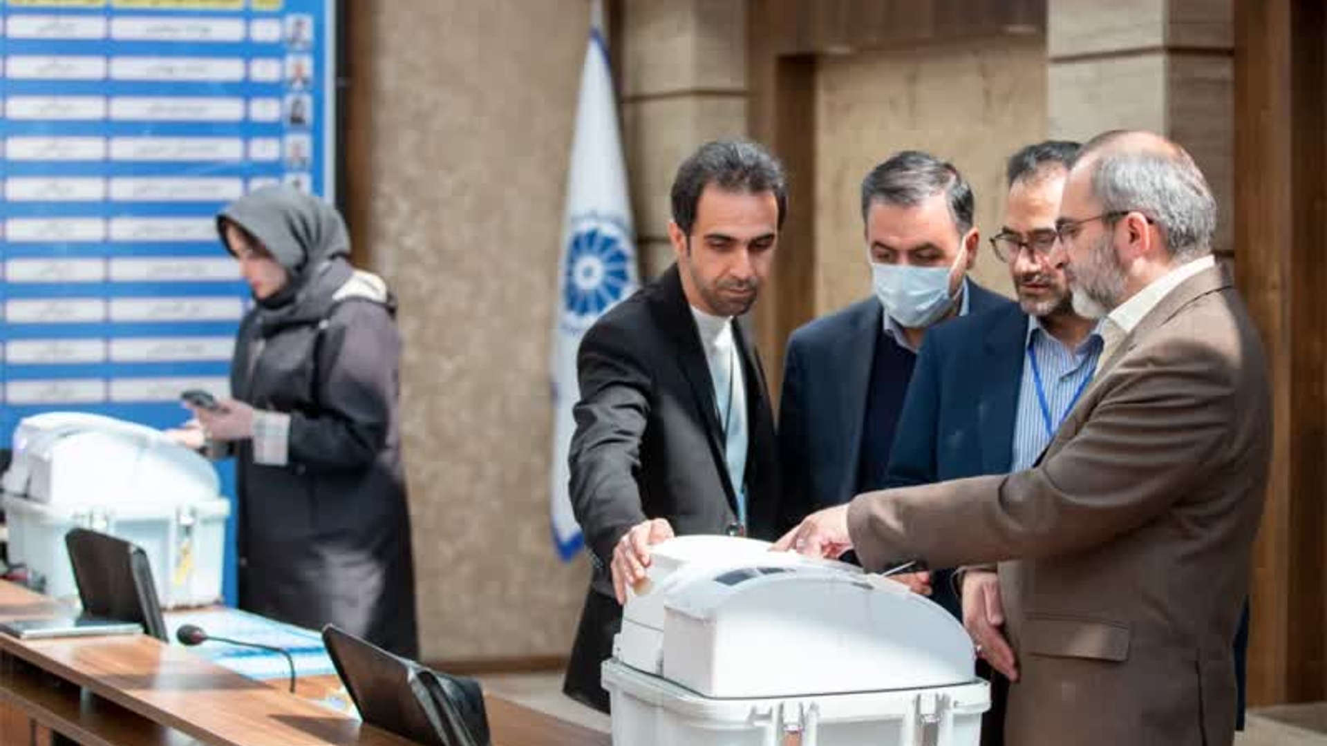 بازدید استاندار و معاون هماهنگی امور اقتصادی و توسعه منطقه ای استاندار از روند انتخابات اتاق بازرگانی، صنایع، معادن و کشاورزی اراک

🔹دکتر مخلص‌الائمه استاندار به منظور بازدید و بررسی روند انتخابات اتاق بازرگانی، صنایع، معادن و کشاورزی اراک در محل اتاق بازرگانی حاضر شد.
🔹شعب اخذ رای این انتخابات علاوه بر اراک در دلیجان و ساوه هم دایر بود.
🔹 انتخابات اتاق بازرگانی تا ساعت ۱۸ ادامه داشت و با توجه به الکترونیکی بودن روند رأی‌گیری، تا پیش از نیمه‌شب امشب نتایج اعلام خواهد شد.



شنبه ۲۰ اسفند ۱۴۰۱