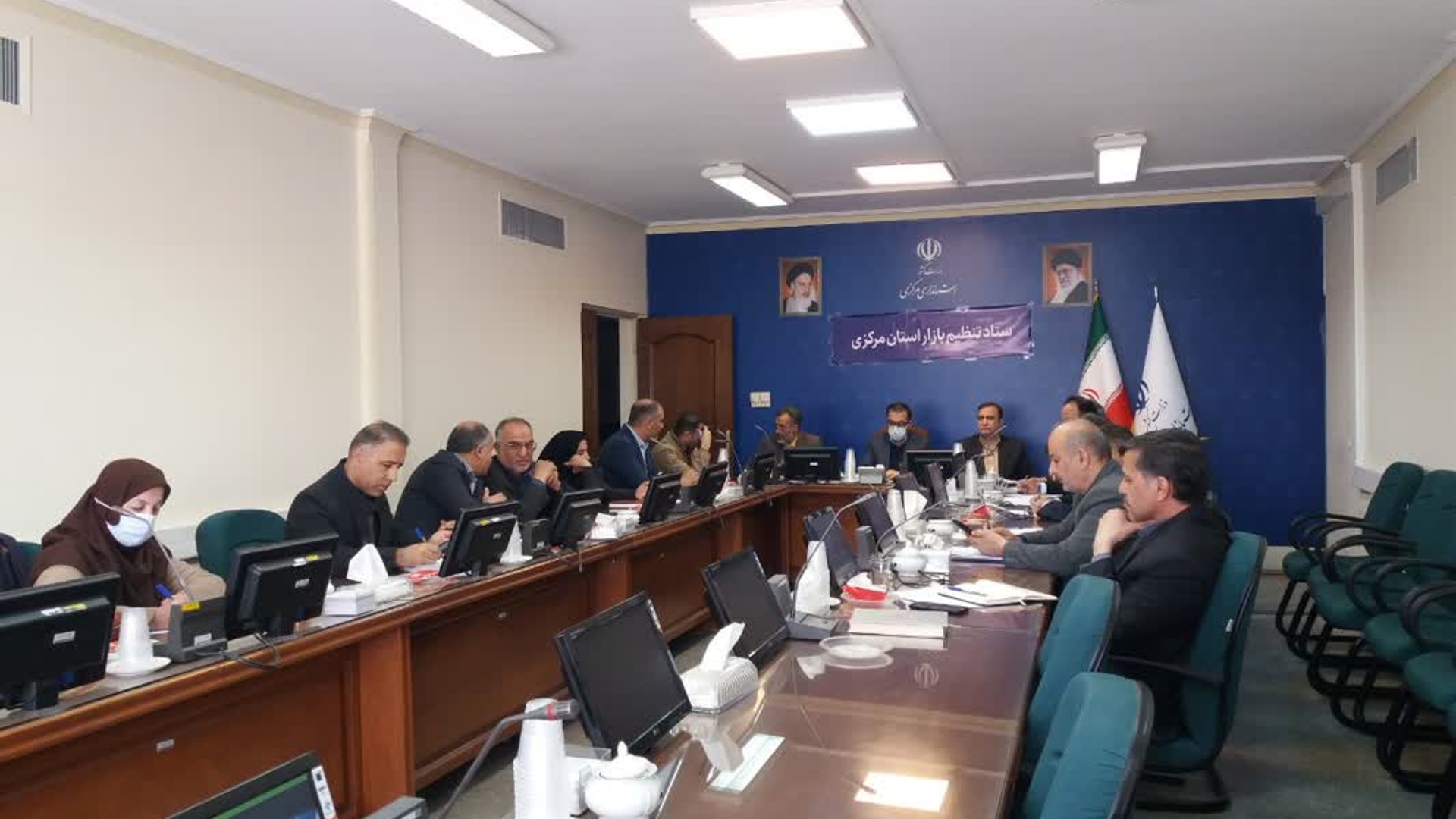 نشست. مشترک کمیته اقدام ملی و استانی با حضور کوشش تبار معاون هماهنگی امور اقتصادی و توسعه منطقه ای وزارت کشور، میرزاخانی معاون هماهنگی امور اقتصادی و توسعه منطقه ای استاندار، گودرزی مدیرکل دفتر اقتصادی و مدیران کل اعضای کارگروه اقدام مشترک به صورت ویدئو کنفرانس برگزار شد.
در این نشست مسائل، مشکلات و پیشنهادات مرتبط با کارگروه و شرایط بازار و نظارت بازرسی مورد بحث و تبادل نظر قرار گرفت و تصمیمات لازم اتخاذ شد.

یکشنبه 21 اسفند1401