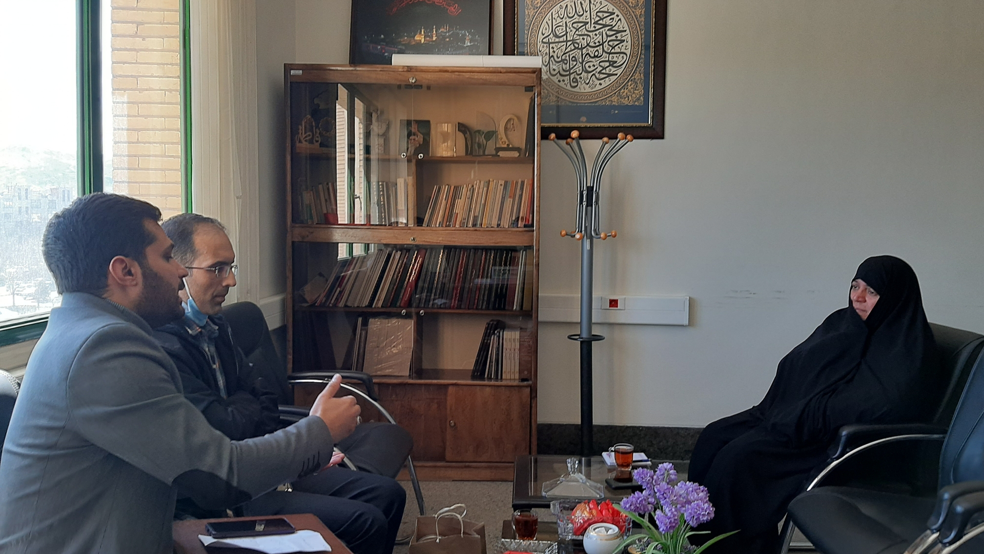 نشست سرکار خانم مفتح زاده مدیر کل دفترامور زنان وخانواده استانداری با آقای خسروی ازموسسه خیریه لبخند موسسه حامی کودکان ایتام و زنان  سرپرست خانوارو  آقای آل طه مسئول روابط عمومی موسسه، پیرامون عملکرد موسسه و نحوه همکاری با دفترامور زنان و خانواده استانداری در محل دفتر امور زنان و خانواده  استانداری برگزار گردید .  ١٤٠١-١٢-٢١