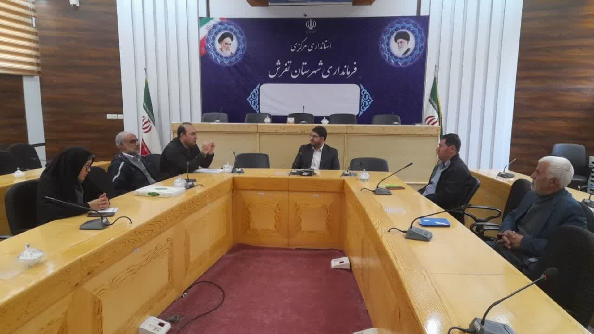 ظهر امروز جلسه شورای شهرستان به ریاست محمدرضا رضایی فرماندار تفرش و سایر اعضا شورای شهر و بخش مرکزی برگزار گردید.