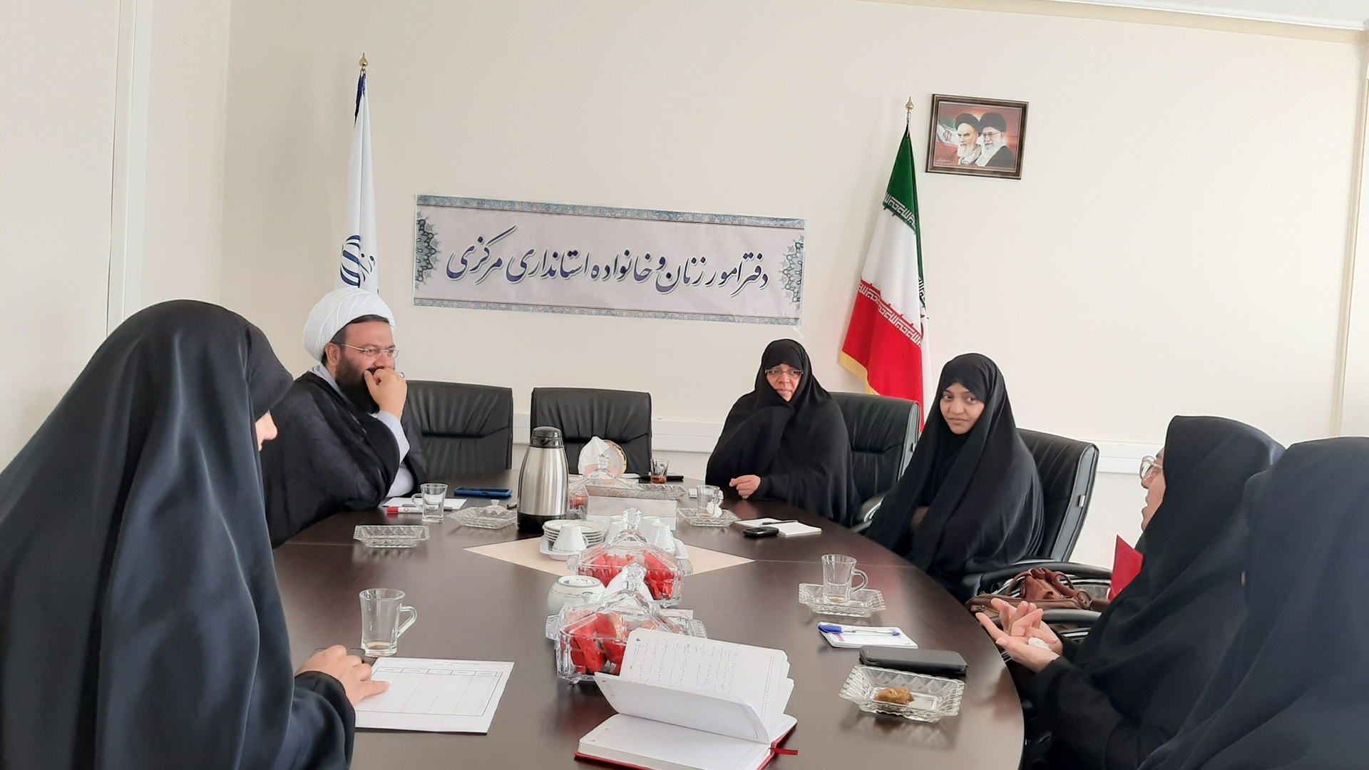 به ریاست سرکار خانم مفتح زاده مدیر کل دفترامور زنان وخانواده استانداری جلسه تبیین وظایف اتاق جمعیت و اتاق حمایت  ستاد مردمی جمعیت با حضور حجت الاسلام تاج آبادی دبیر جبهه فرهنگی انقلاب اسلامی و دبیر مجمع فعالان جمعیت استان و کارشناسان دفتر و علوم پزشکی در محل دفتر امور زنان و خانواده استانداری برگزار گردید.  ١٤٠١-١٢-٢٤