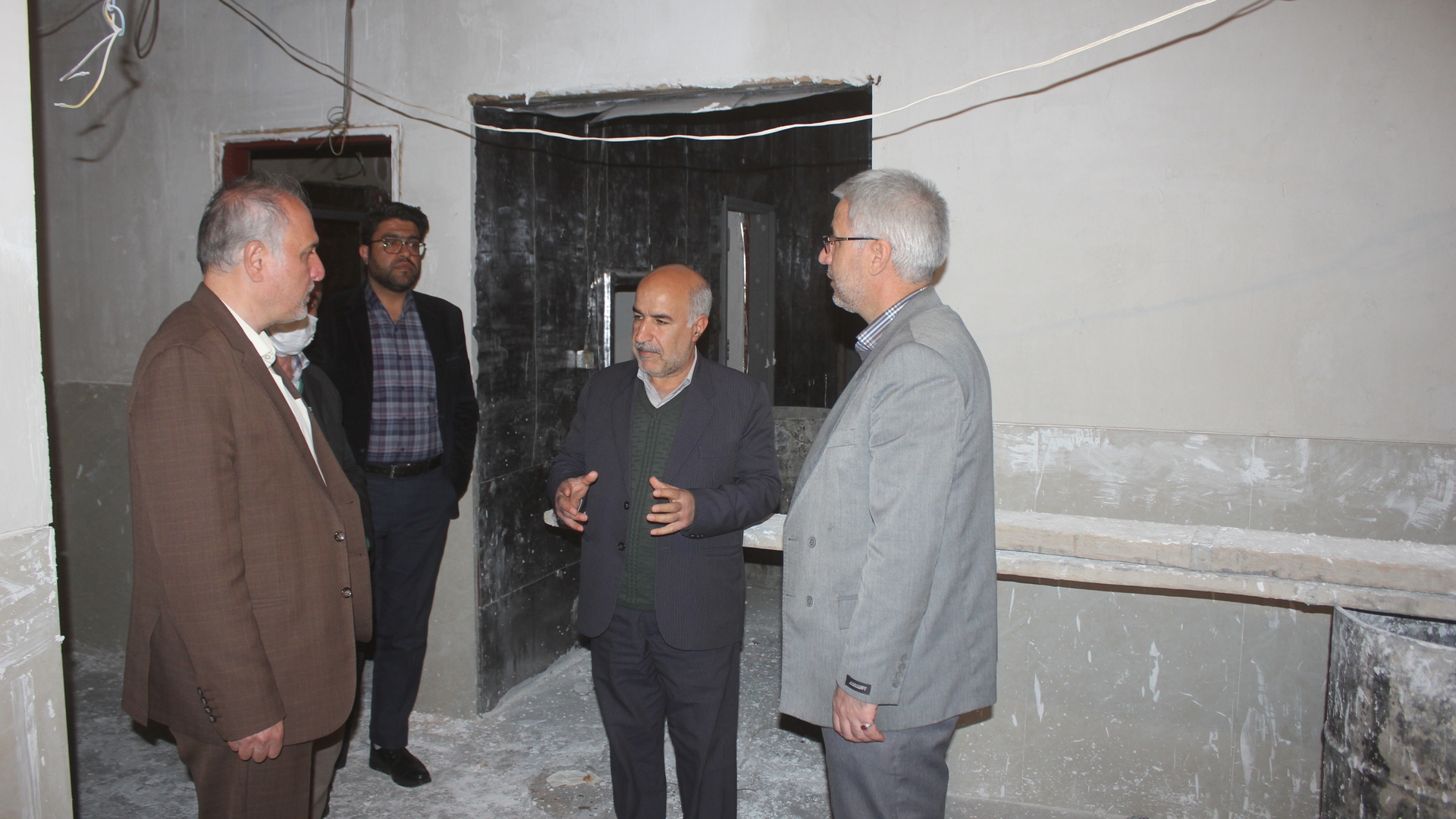 معاون هماهنگی امور عمرانی استانداری مرکزی از بیمارستان 144 تختخوابی خمین بازدید کرد