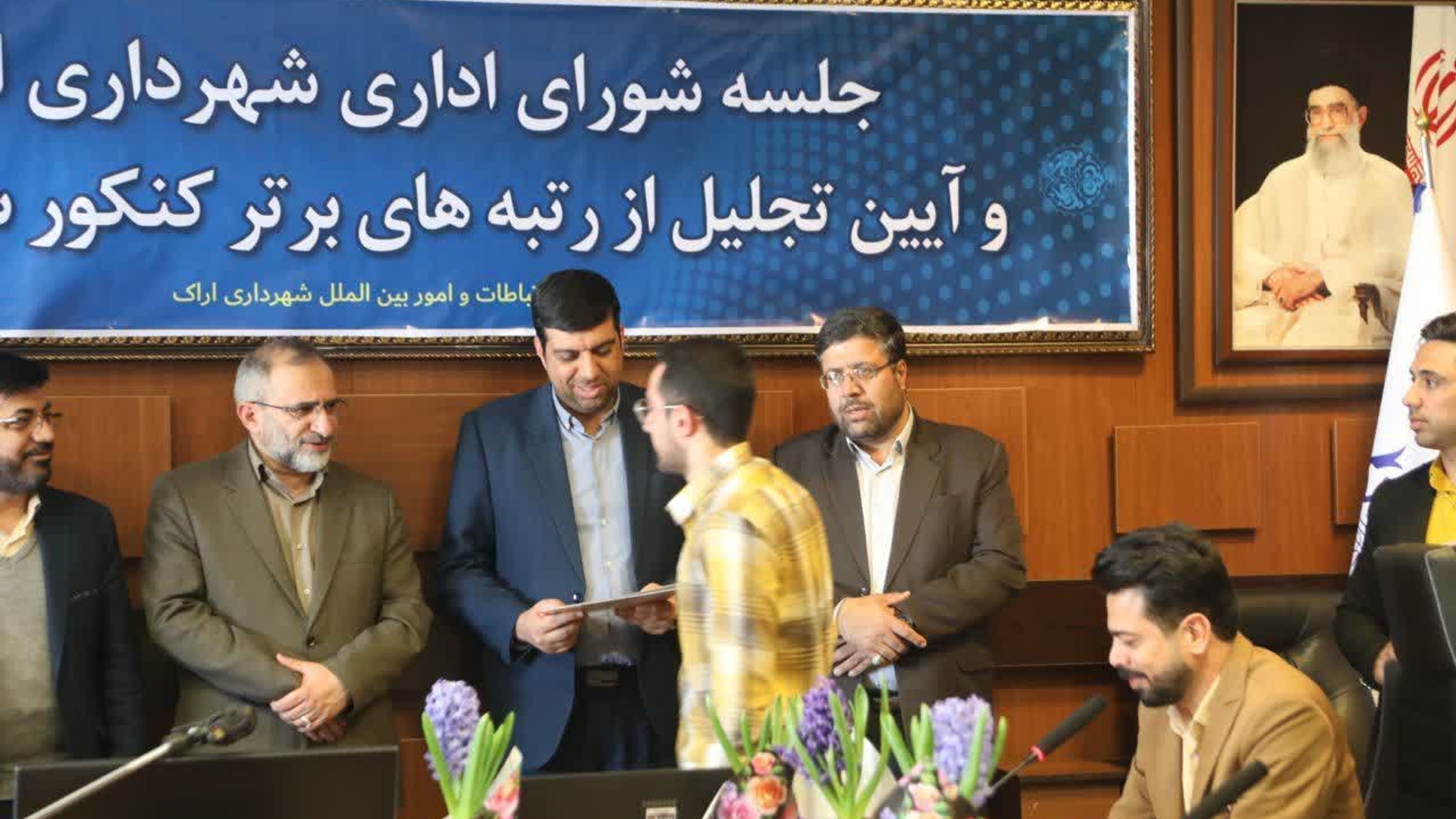❇️ تجلیل از رتبه های برتر کنکور سال۱۴۰۱  در حاشیه برگزاری جلسه شورای اداری شهرداری اراک با حضور دکتر مخلص الائمه استاندار استان مرکزی' هادی فرماندار اراک ؛ عین القضاتی رییس شورای اسلامی شهر به همراه جمعی از اعضای شورای اسلامی