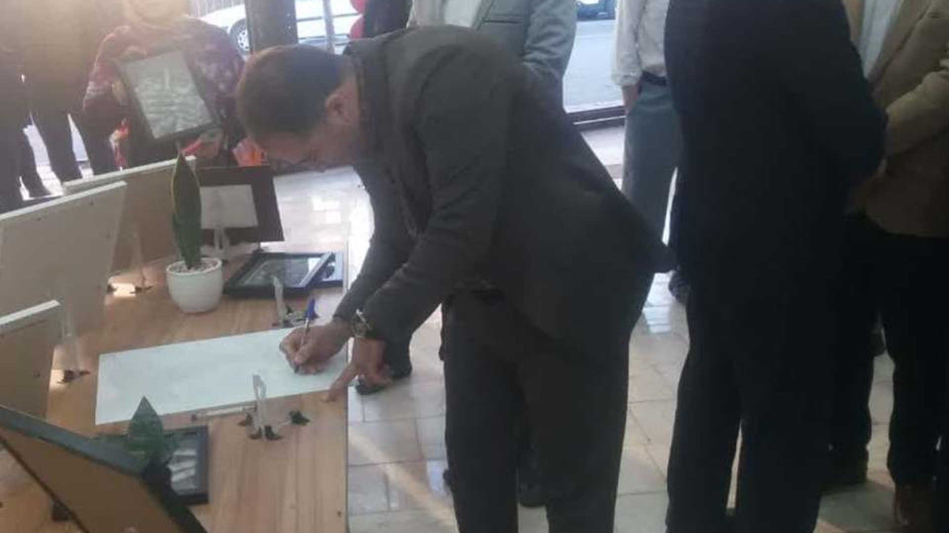 بازدید فرماندار از نمایشگاه نقاشی در بخش قره چای