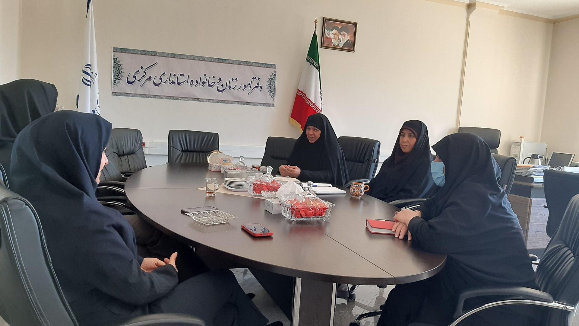 نشست پایان سال پرسنل دفتر به ریاست خانم مفتح زاده مدیر کل دفتر امور زنان  وخانواده استانداری به منظور تبریک سال نو و تقدیراز زحمات یکساله همکاران در محل دفتر برگزار گردید .   ١٤٠١-١٢-٢٧