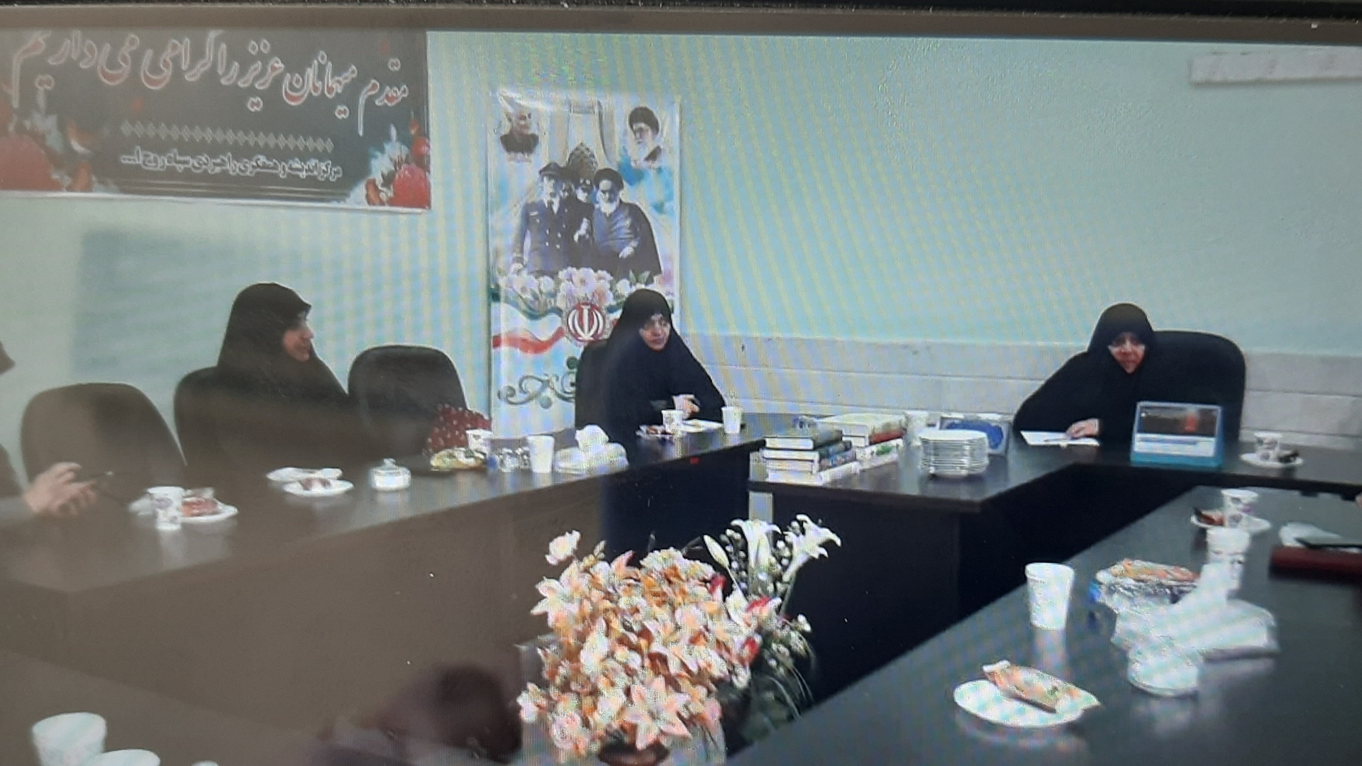 به ریاست سرکار خانم مفتح زاده  مدیر کل امور زنان  وخانواده استانداری  آخرین جلسه  کارگروه  جمعیت هیات اندیشه ورز بانوان با حضور اعضای  کارگروه  در سال ١٤٠١ در محل سالن جلسات  ساختمان شهید چمران برگزار گردید .   ١٤٠١-١٢-٢٤