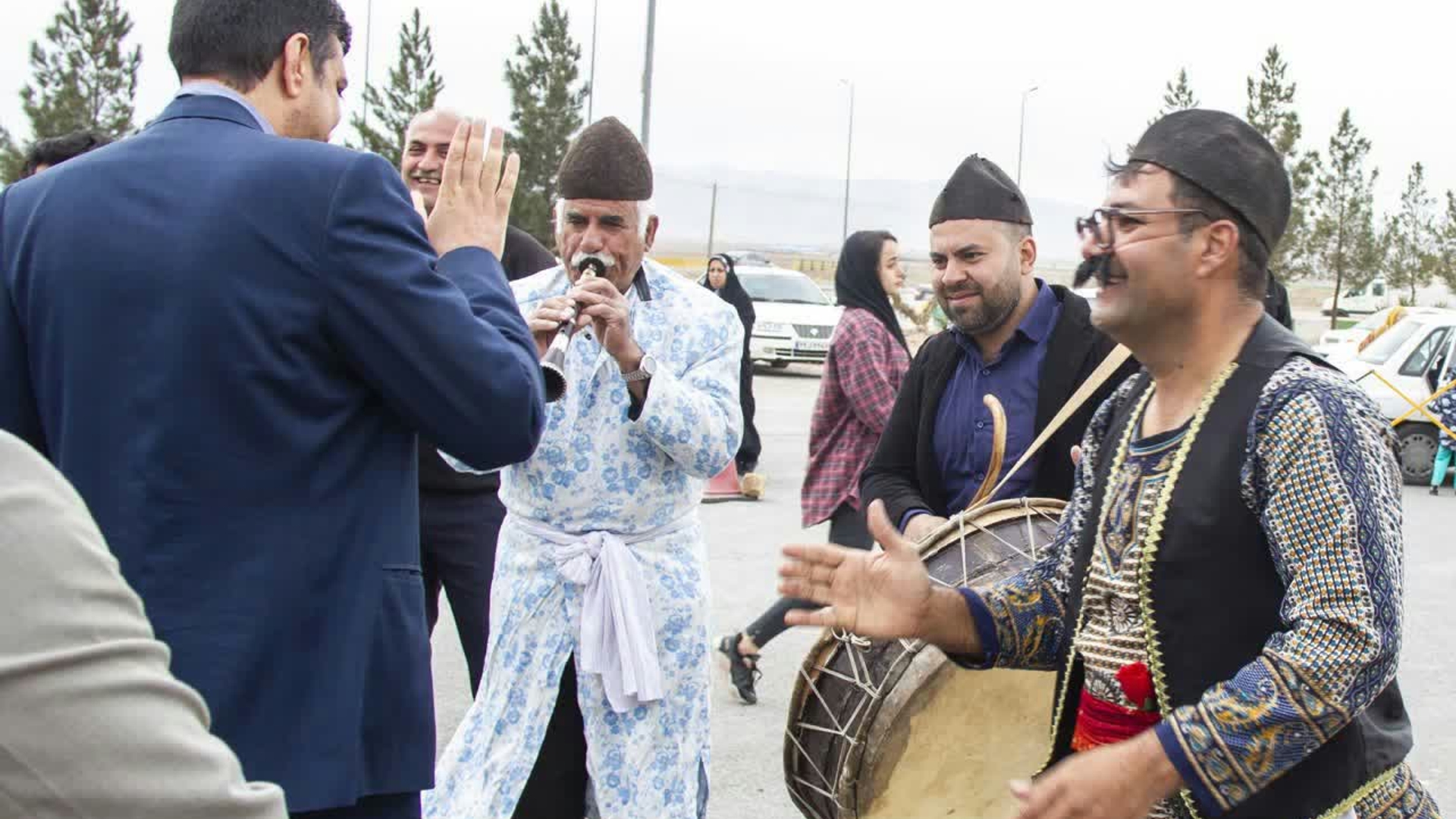 چهارمین روز جشنواره بزرگ نوروزی امیرکبیر 

چهارمین روز جشنواره بزرگ نوروزی امیرکبیر  روز سه شنبه ۱ فروردین ماه ۱۴۰۲ در دو سانس ۱۰ صبح تا ۱۲ ظهر و ۳ عصر تا ۵ غروب در محل نوروزگاه شهر جدید امیرکبیر با اجرای برنامه های شاد و متنوع با هنرنمایی هنرمندان برجسته استان برگزار شد و با وجود برودت هوا و شرایط نامساعد جوی مورد استقبال مسافرین قرار گرفت.
فرماندار اراک و هیات همراه مهمانان ویژه این مراسم بودند و با حضور در نوروزگاه شهر جدید امیرکبیر و تقدیر از هنرمندان حاضر در این جشنواره، با اهدای گل و هدایای فرهنگی از مسافرین استقبال کردند.