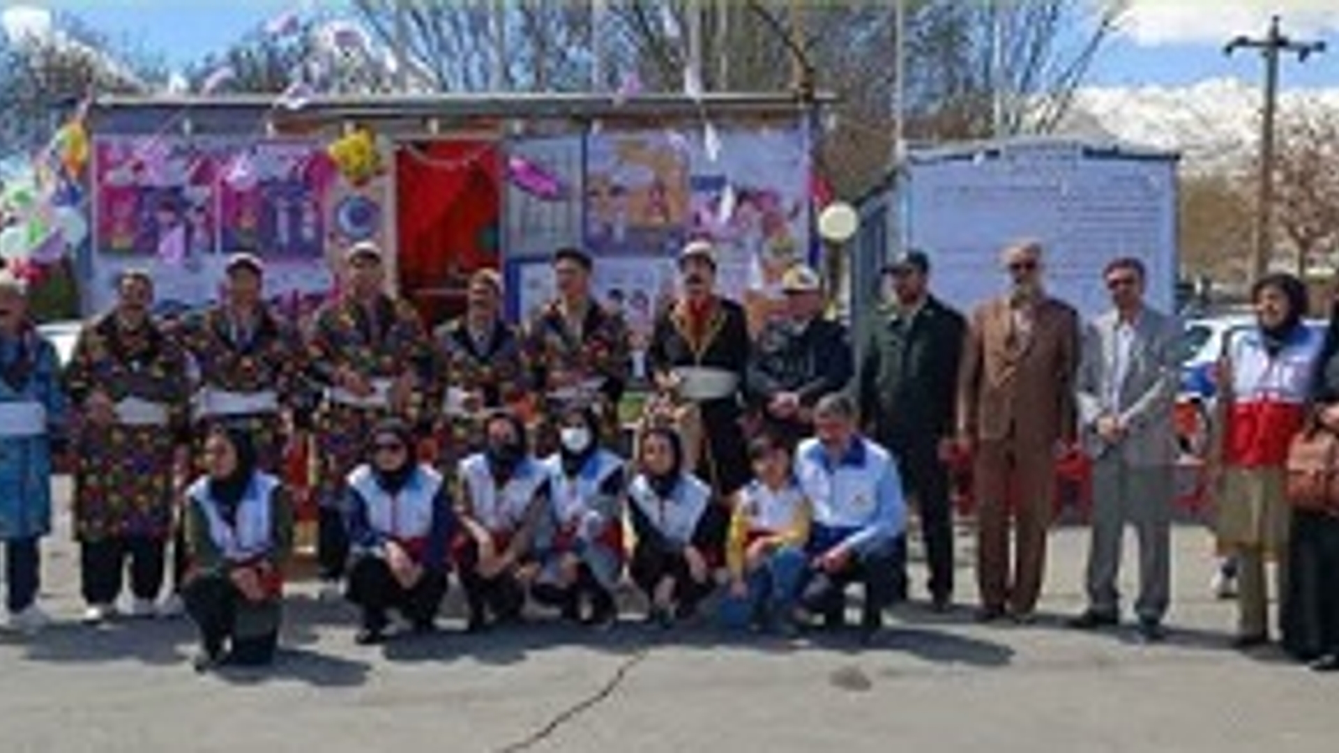 مراسم استقبال از میهمانان نوروزی در میدان ورودی شهر شازند با حضور معاون فرماندار