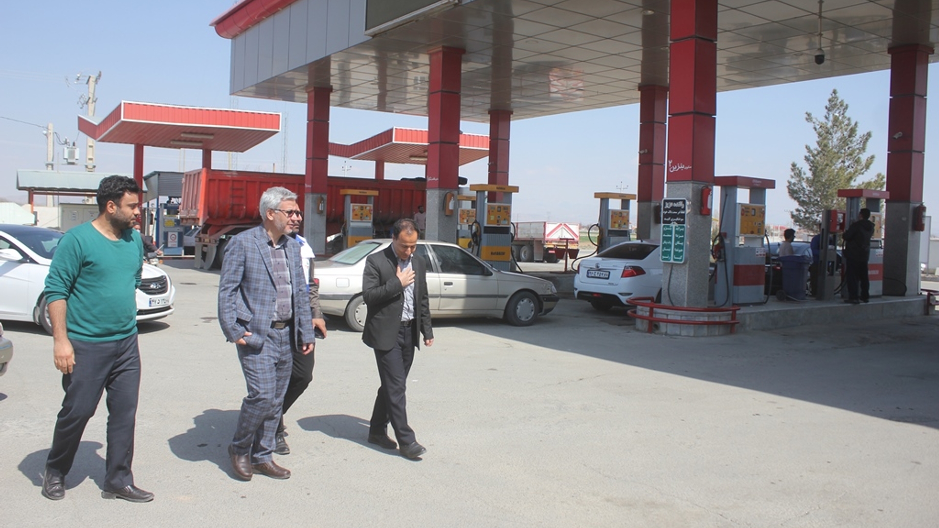 فرماندار از تعدادی از واحدهای خدماتی در شهرستان خمین بازدید کرد