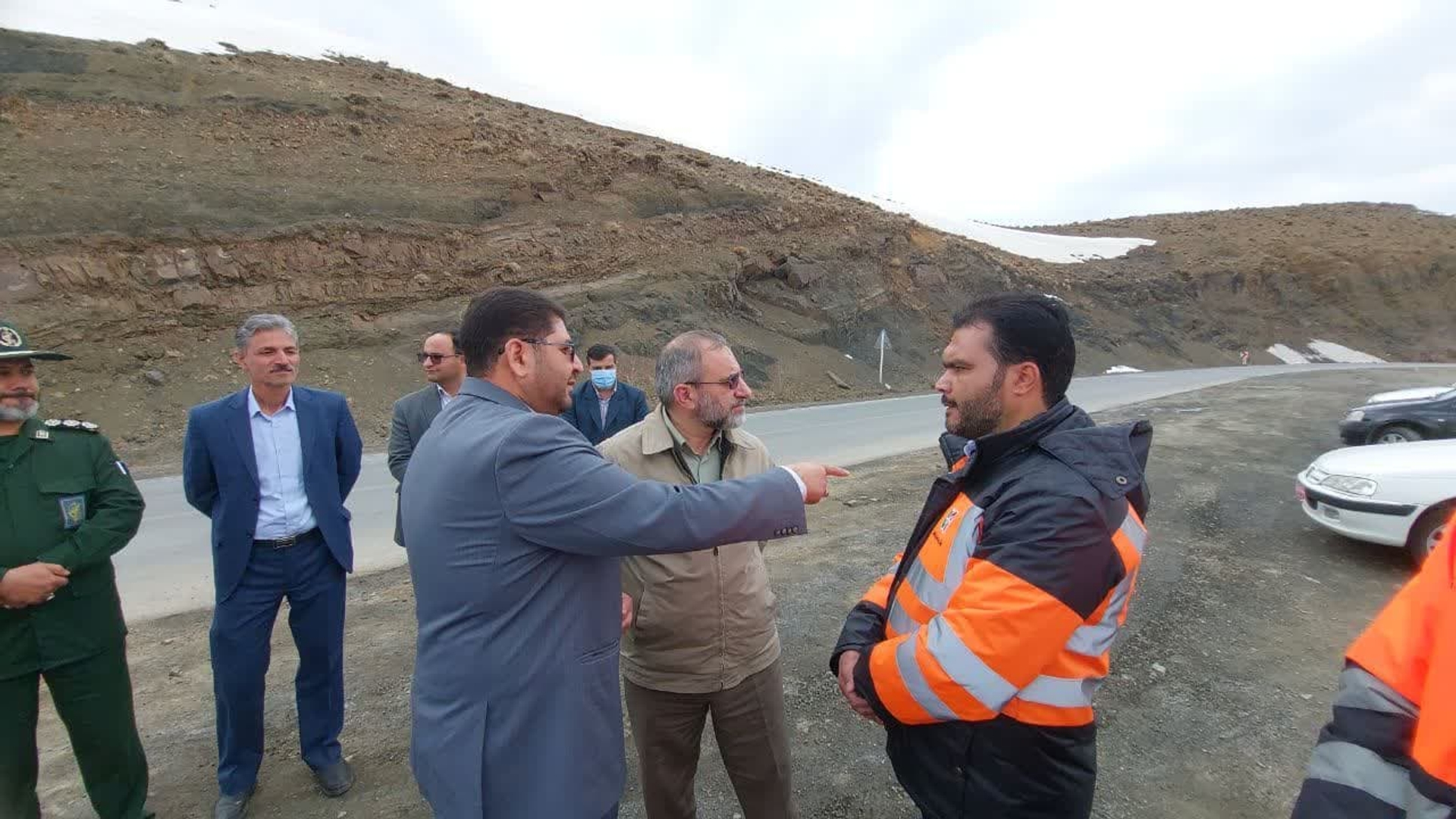مخلص الائمه استاندار مرکزی در بدو ورود به شهرستان تفرش به همراه هیئت همراه از مرکز راهداری در گردنه نقره کمر بازدید و از زحمات این اداره که بصورت شبانه روزی در ایام نوروز فعال هستند و همچنین بابت عملکرد مناسب راهداری به منظور باز نگهداشتن راههای ارتباطی در فصل زمستان و بارش های برف تشکر و قدردانی نمودند