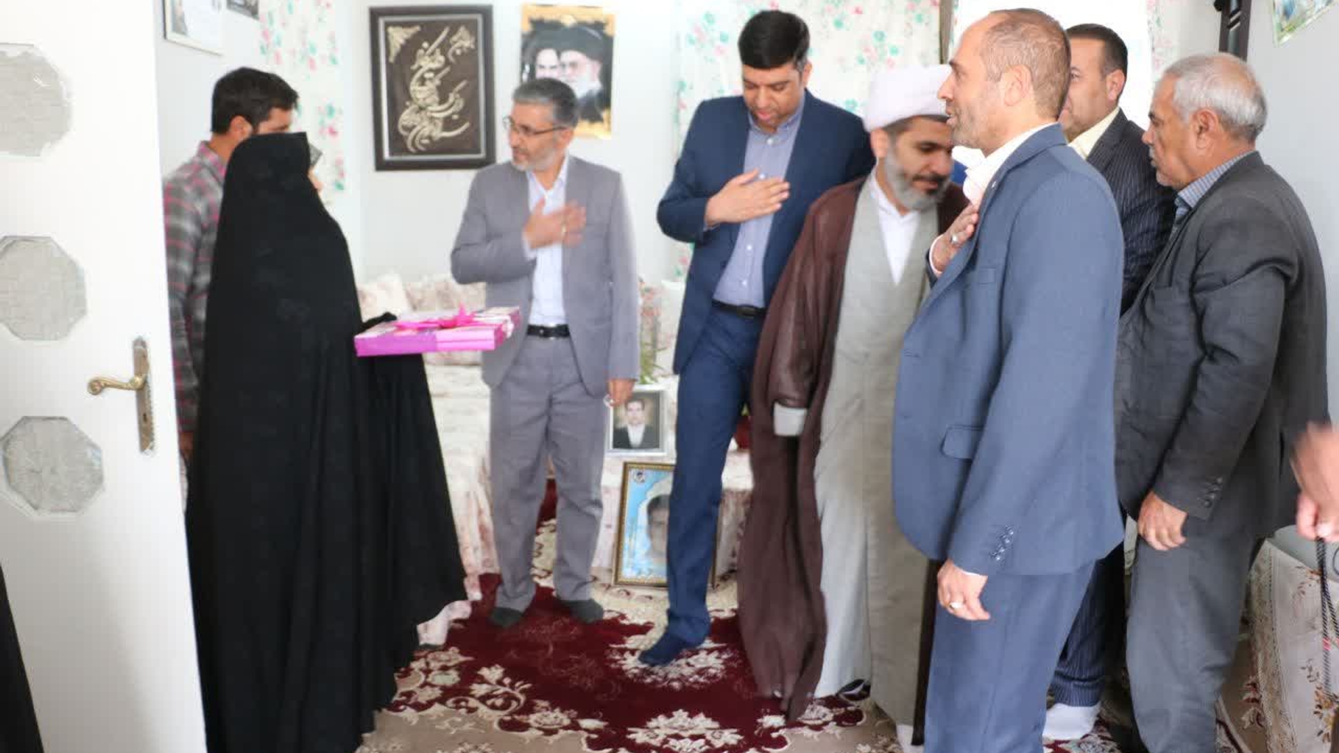 هادی فرماندار محترم شهرستان اراک به همراه حجت‌الاسلام والمسلمین حاج آقا فاطمی امام جمعه محترم شهر کارچان ، مهندس نصیری معاونت سیاسی امنیتی واجتماعی فرمانداری، مهندس محمدی بخشدار معصومیه به مناسبت فرارسیدن عیدنوروز و تبریک سال نو با خانواده گرانقدر شهید محمدتقی حاج علی بیگی و از صبر و استقامت خانواده ايشان تقديرنمودند.