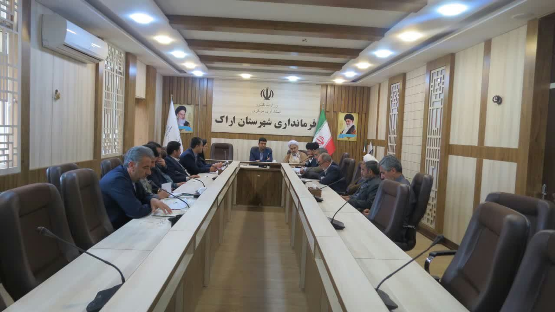 جلسه ای به ریاست هادی فرماندار اراک وبا حضور مدیرکل اوقاف وامور خیریه استان ,بخشدار وشورا وشهردار ساروق اعضاء هیئت امنا امامزادگان 72 تن ساروق وکارشناس سازمان مدیریت وبرنامه وبودجه استان  پیرامون مسائل ومشکلات امازاده 72 تن ساروق در محل سالن جلسات فرمانداری اراک برگزار گردید