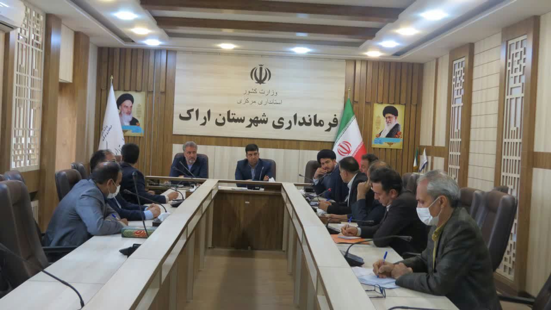 جلسه کمیته توسعه گلخانه ای با موضوع ایجاد مجتمع گلخانه ای در اراضی شهر ساروق در تاریخ 1401-01-08به ریاست هادی فرماندار اراک وبا حضور اعضاء جلسه وبخشدار وشورا وشهردار ساروق در محل سالن جلسات فرمانداری اراک برگزار گردید 
در این جلسه به منظور جذب سرمایه گذار برای اجرای مجتمع گلخانه ای در اراضی شهر ساروق وبرای پویایی اقتصاد آن شهر تصمیمات لازم اتخاذ گردید